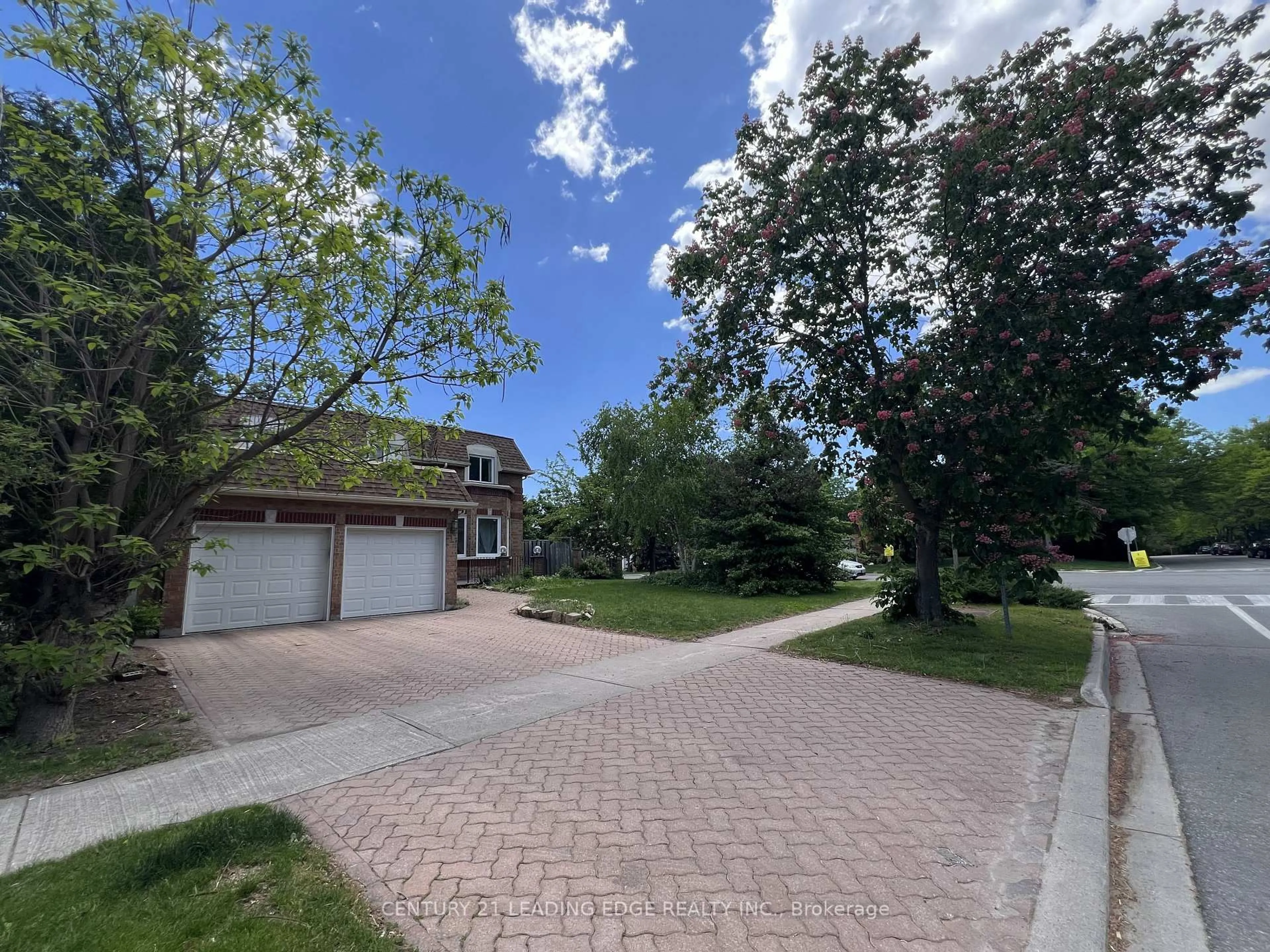 A pic from outside/outdoor area/front of a property/back of a property/a pic from drone, street for 1 Lockridge Ave, Markham Ontario L3R 7S6