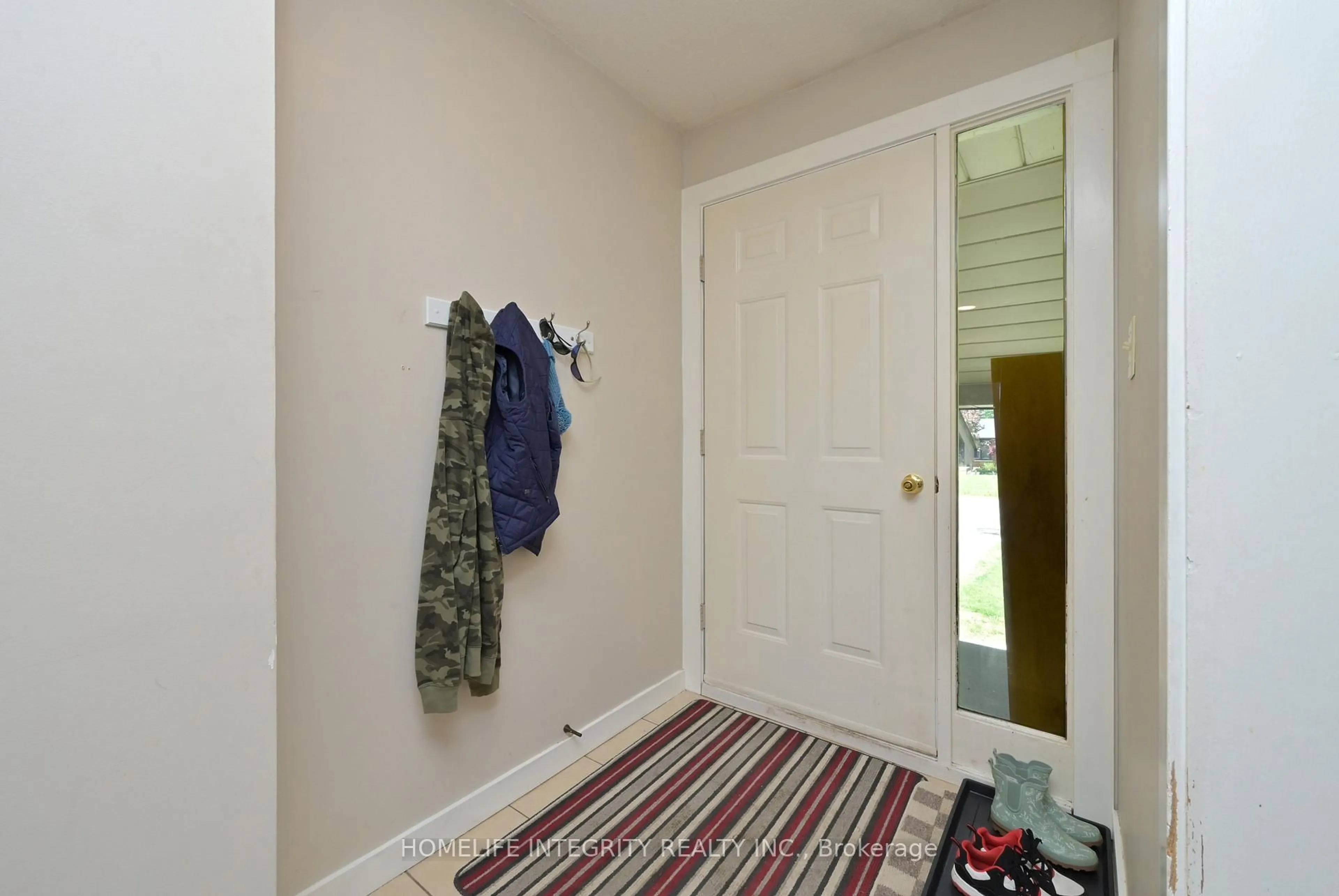 Indoor entryway for 311 Centre St, New Tecumseth Ontario L0G 1A0
