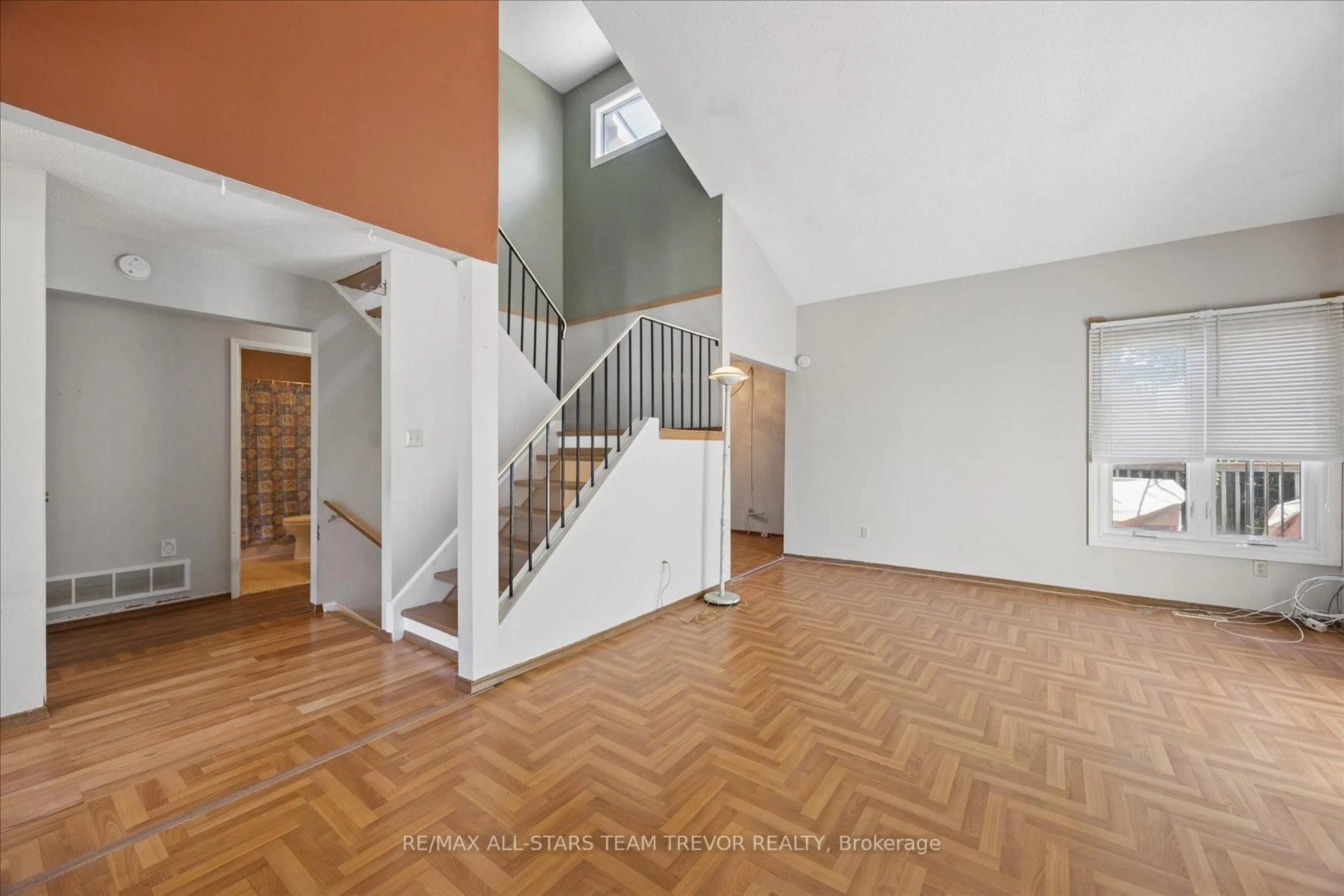Indoor foyer for 42 Eastman Cres, Newmarket Ontario L3Y 5S1