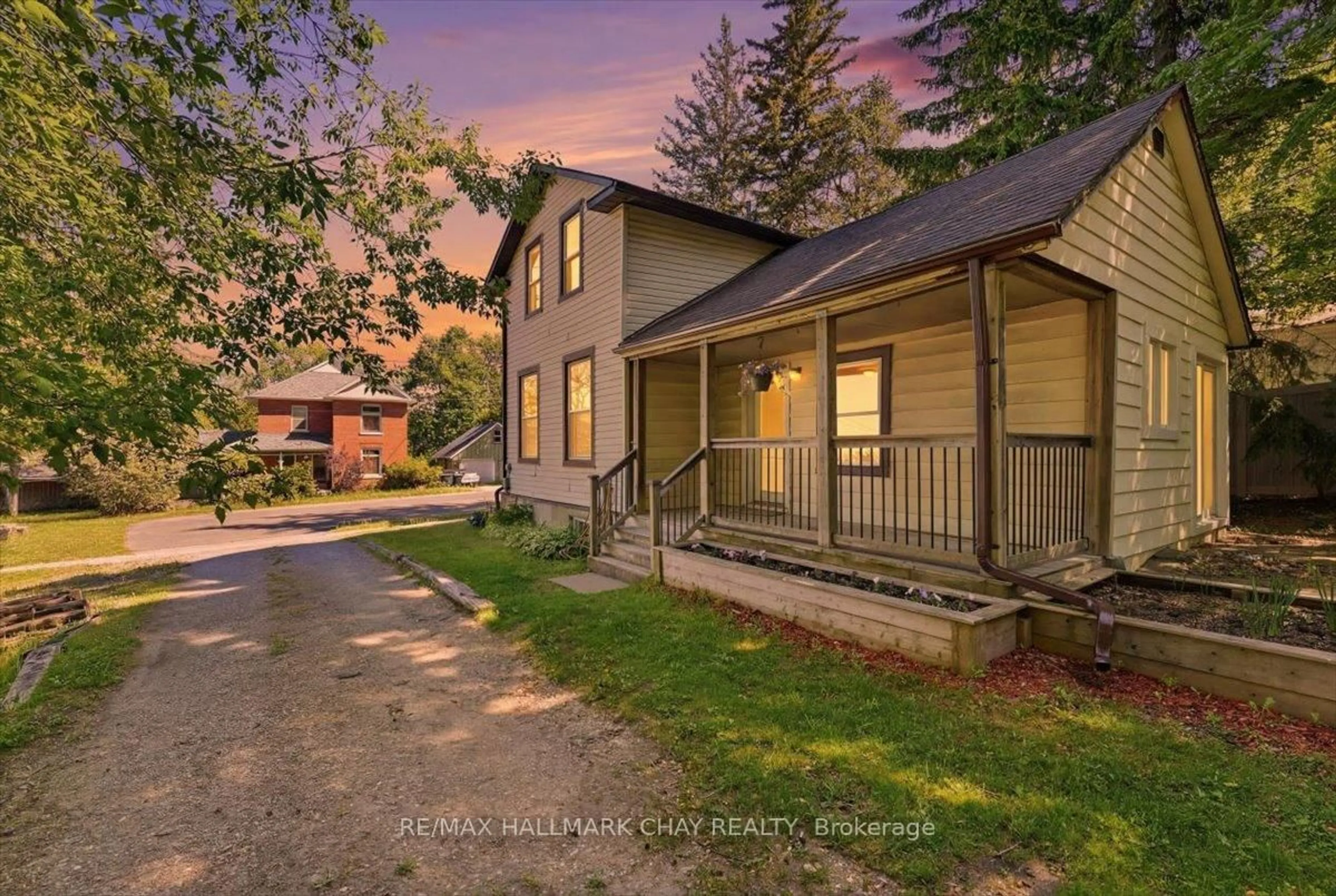 A pic from outside/outdoor area/front of a property/back of a property/a pic from drone, street for 17 Church St, Innisfil Ontario L0L 1L0