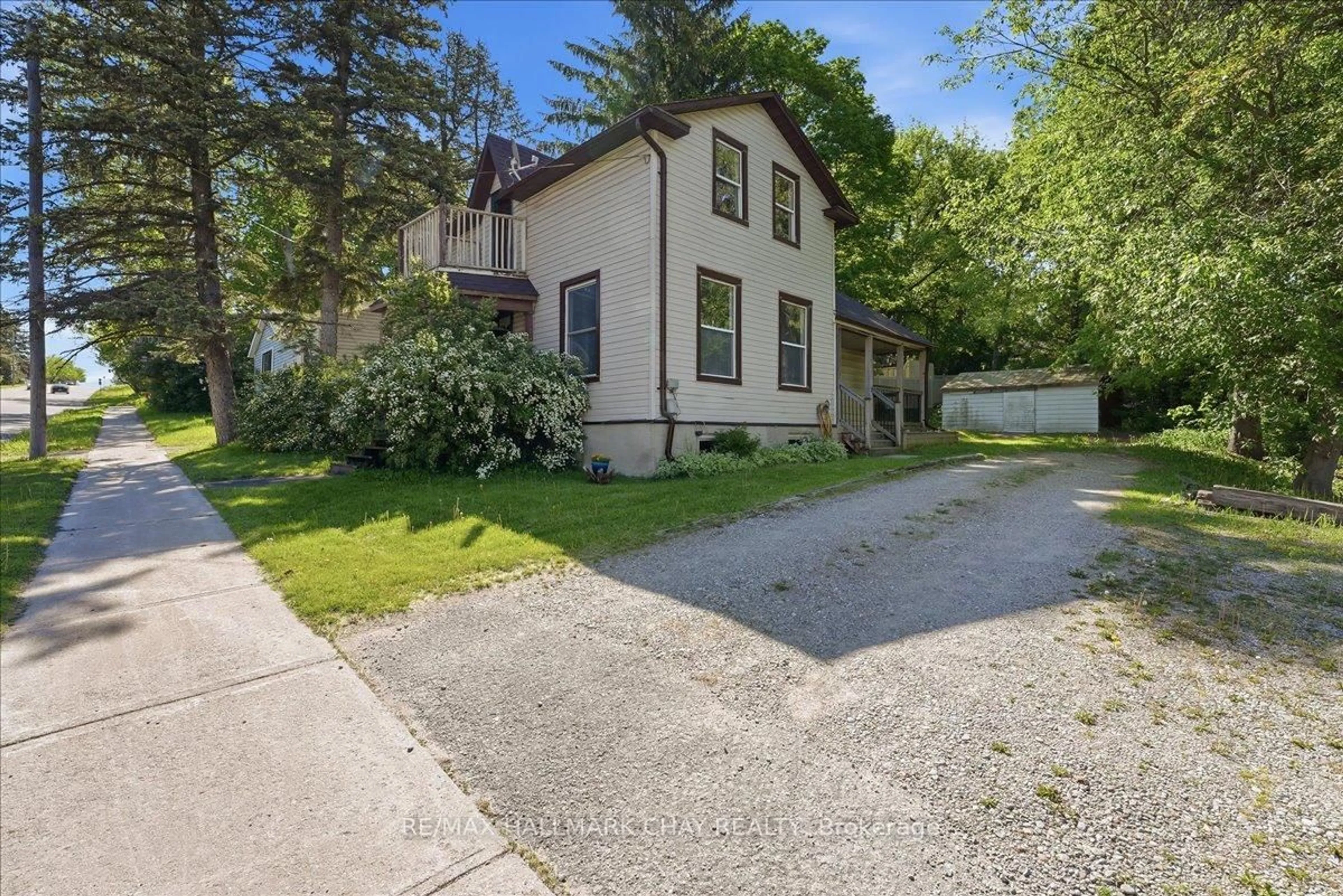 A pic from outside/outdoor area/front of a property/back of a property/a pic from drone, street for 17 Church St, Innisfil Ontario L0L 1L0