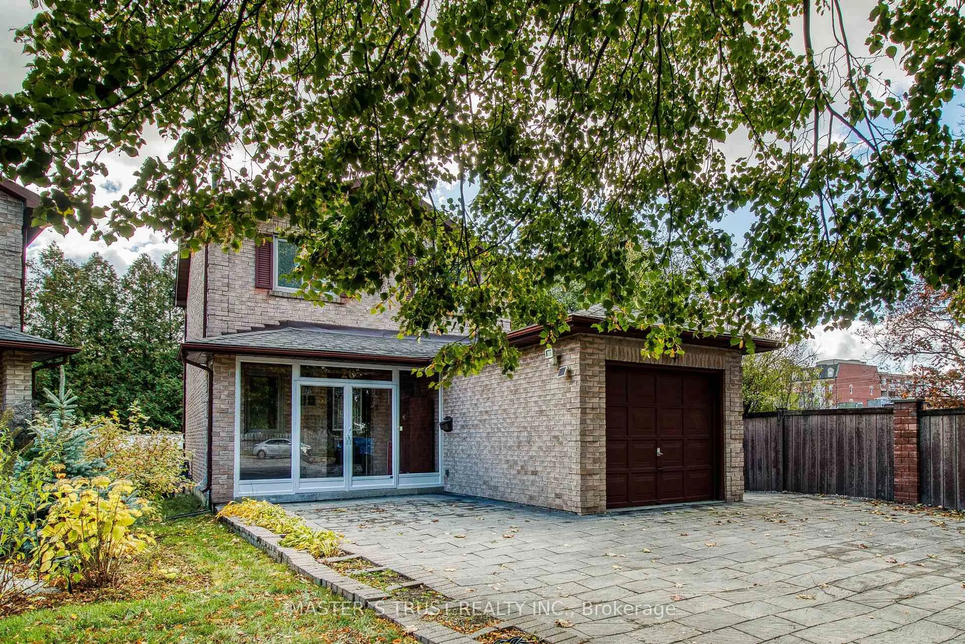 Home with brick exterior material, street for 20 Valhalla Crt, Aurora Ontario L4G 5W3