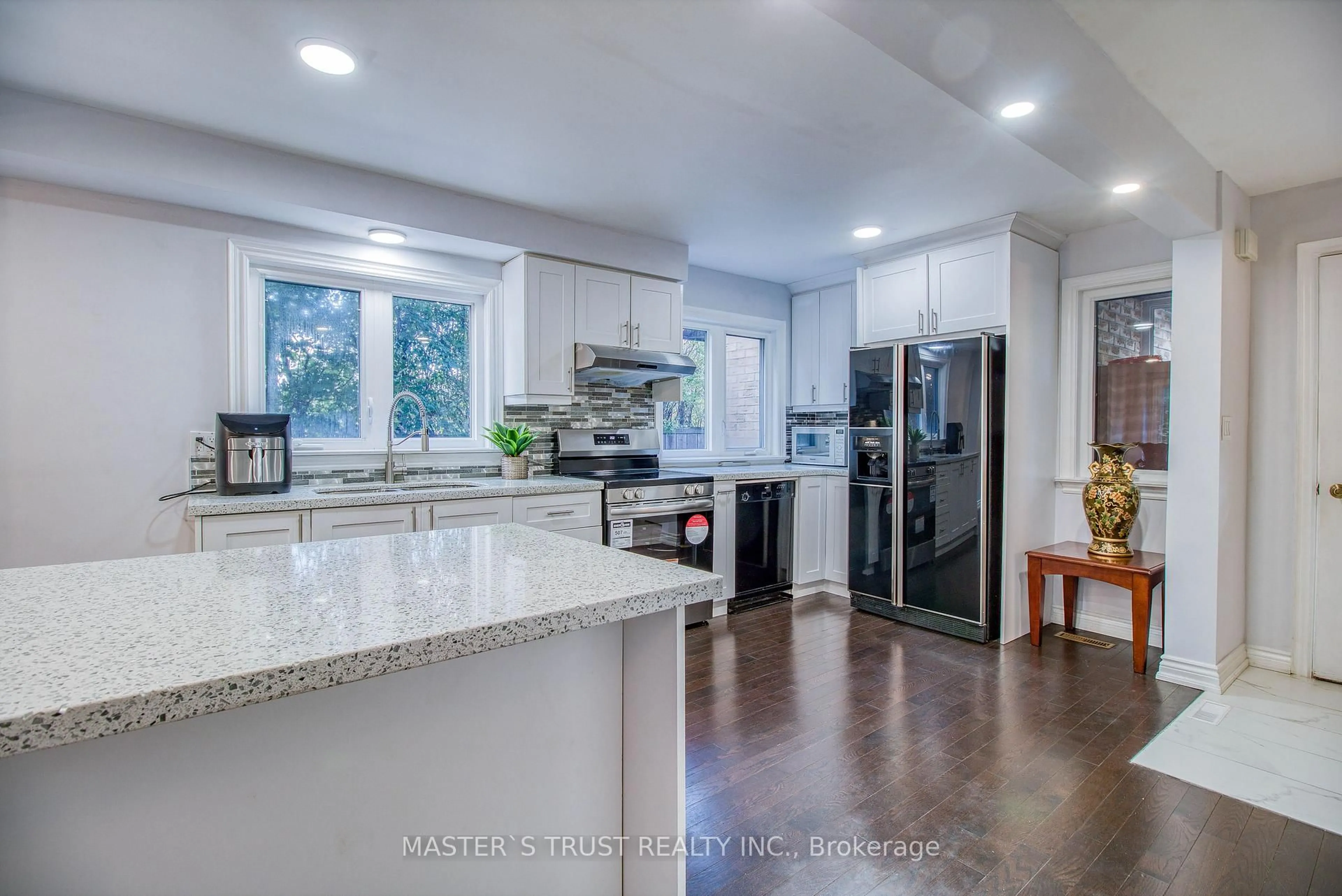Open concept kitchen, ceramic/tile floor for 20 Valhalla Crt, Aurora Ontario L4G 5W3