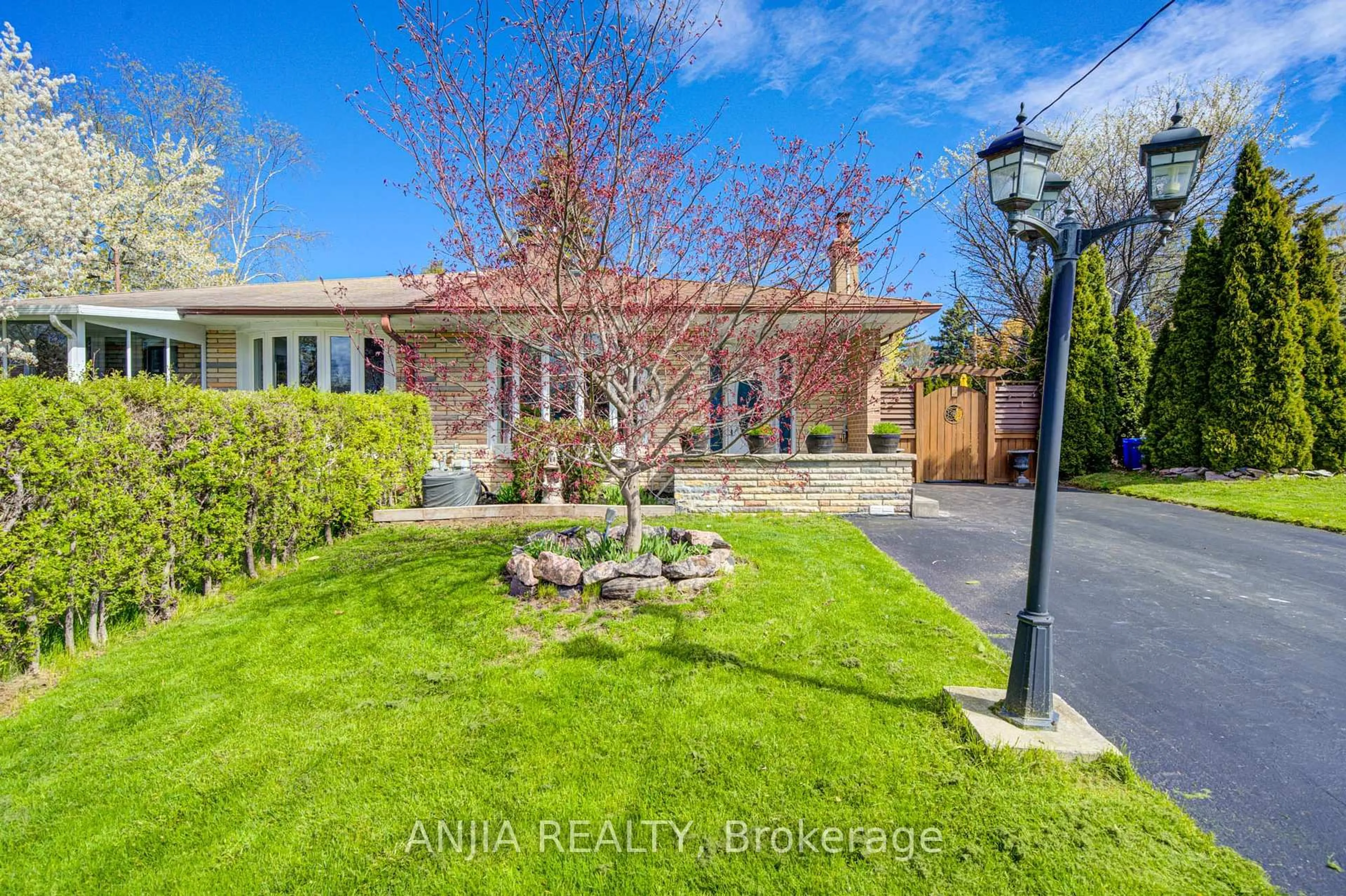 A pic from outside/outdoor area/front of a property/back of a property/a pic from drone, street for 24 Friar Tuck Rd, Markham Ontario L3P 1L9