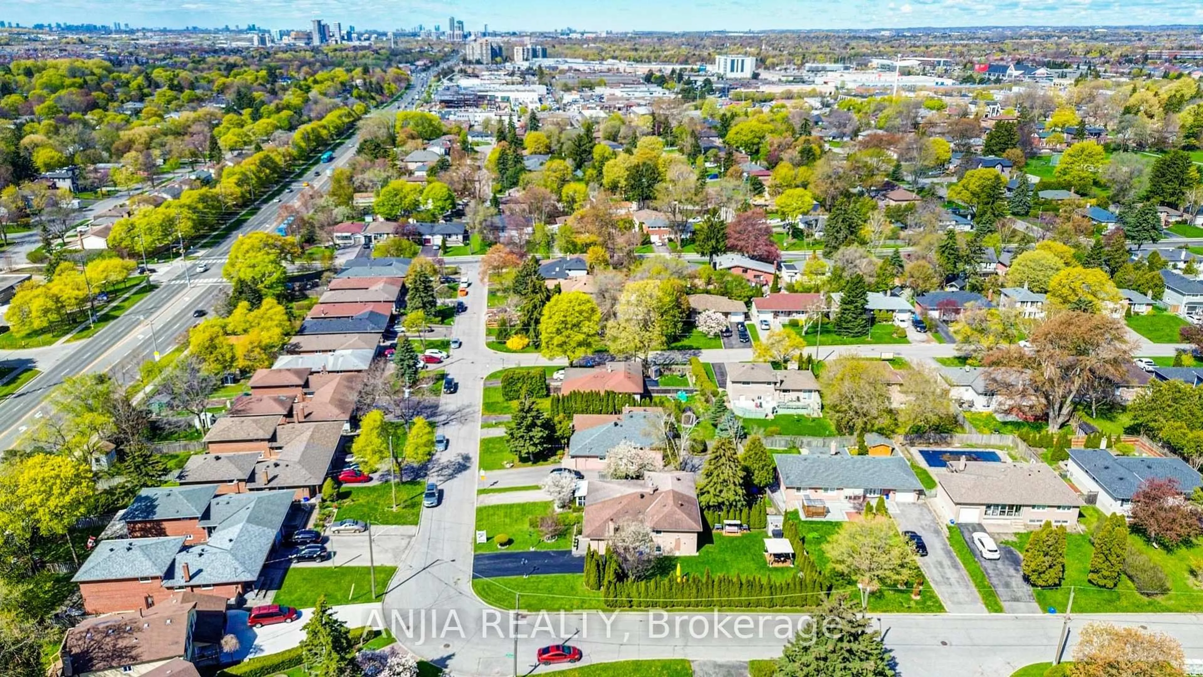 A pic from outside/outdoor area/front of a property/back of a property/a pic from drone, street for 24 Friar Tuck Rd, Markham Ontario L3P 1L9
