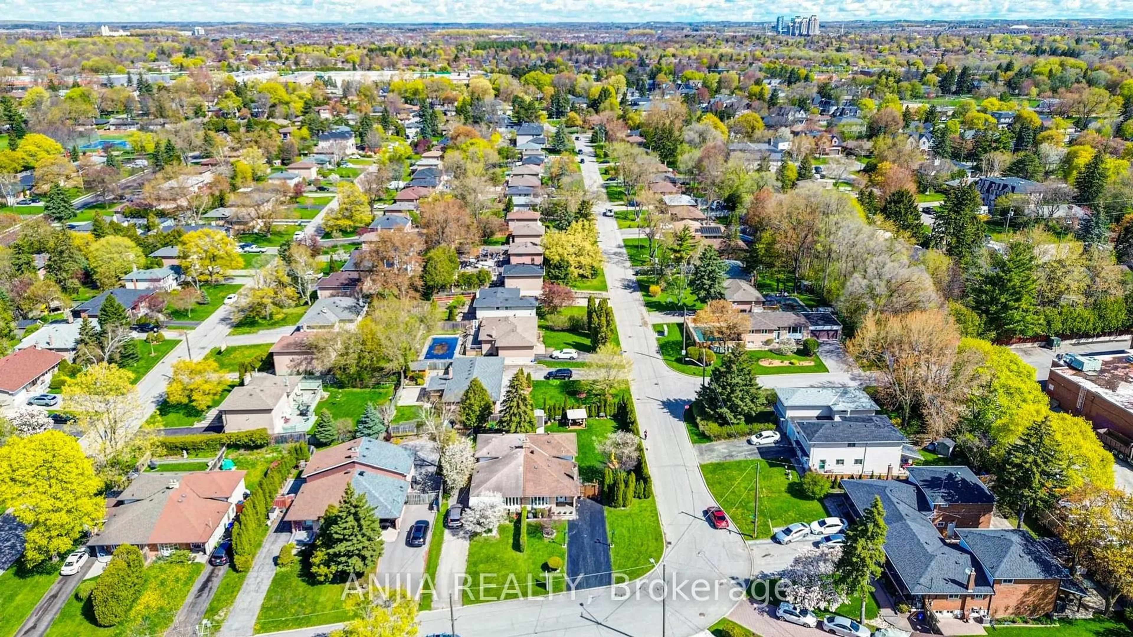 A pic from outside/outdoor area/front of a property/back of a property/a pic from drone, street for 24 Friar Tuck Rd, Markham Ontario L3P 1L9