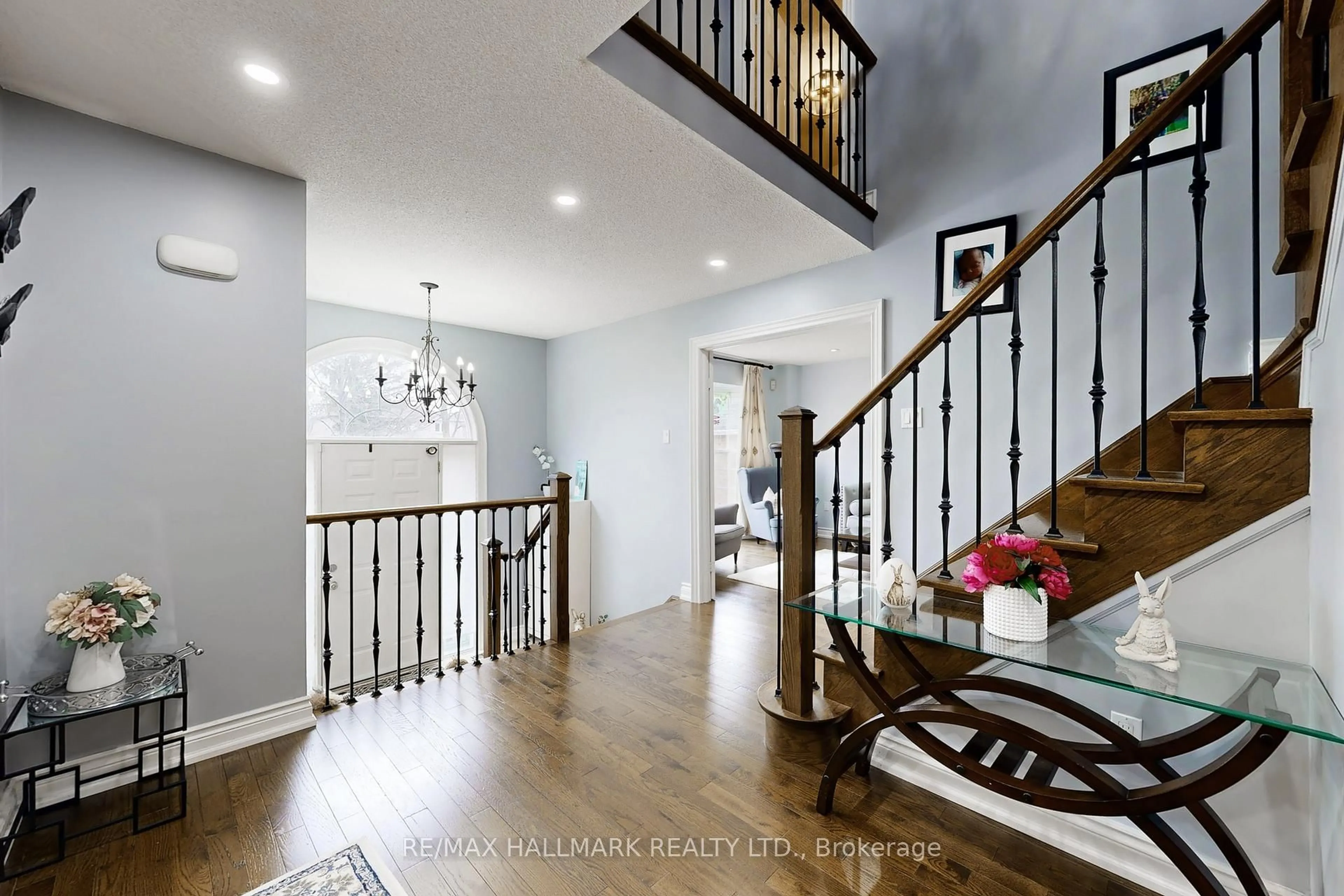 Indoor entryway for 87 Autumn Way, Aurora Ontario L4G 4P7