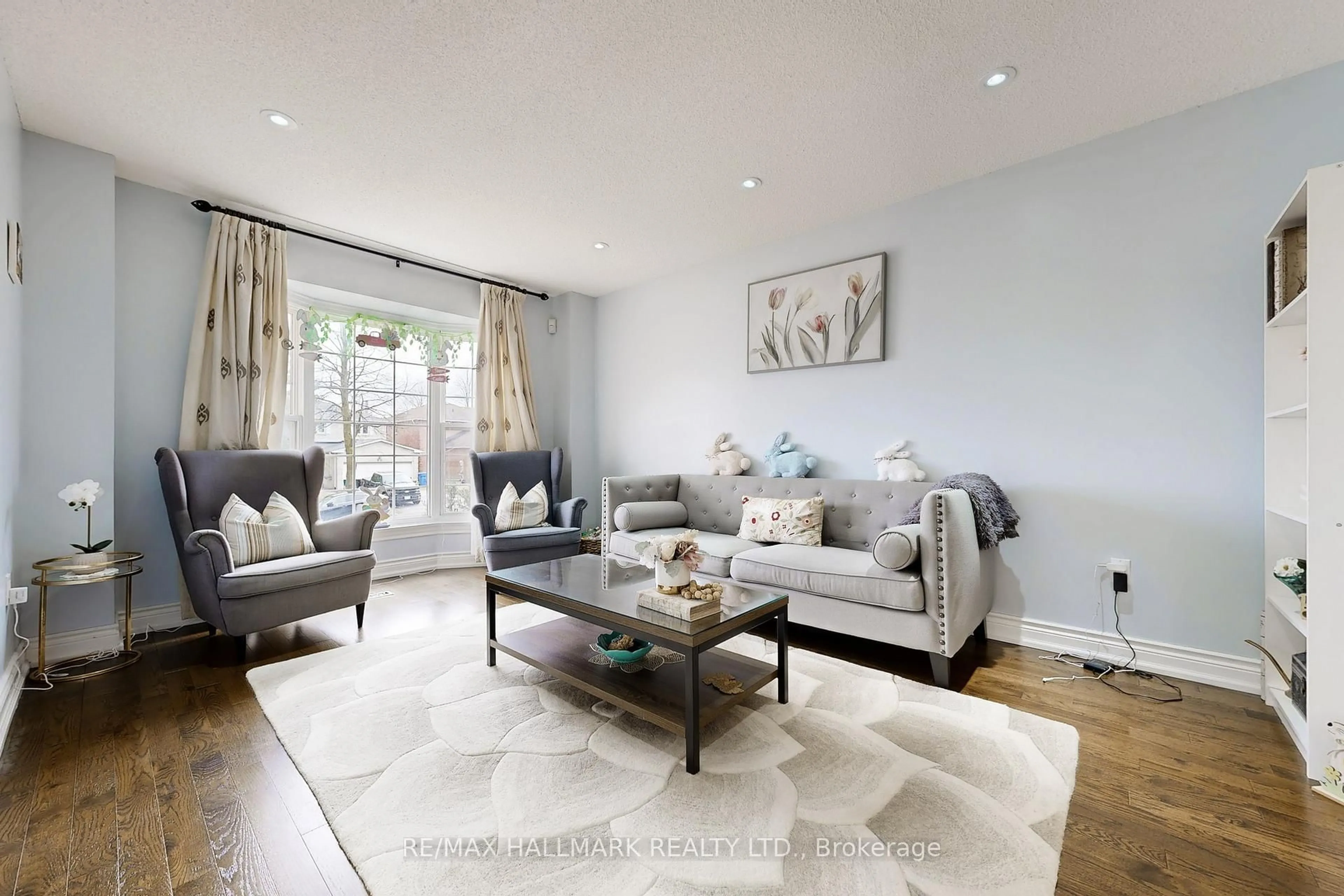 Living room with furniture, unknown for 87 Autumn Way, Aurora Ontario L4G 4P7