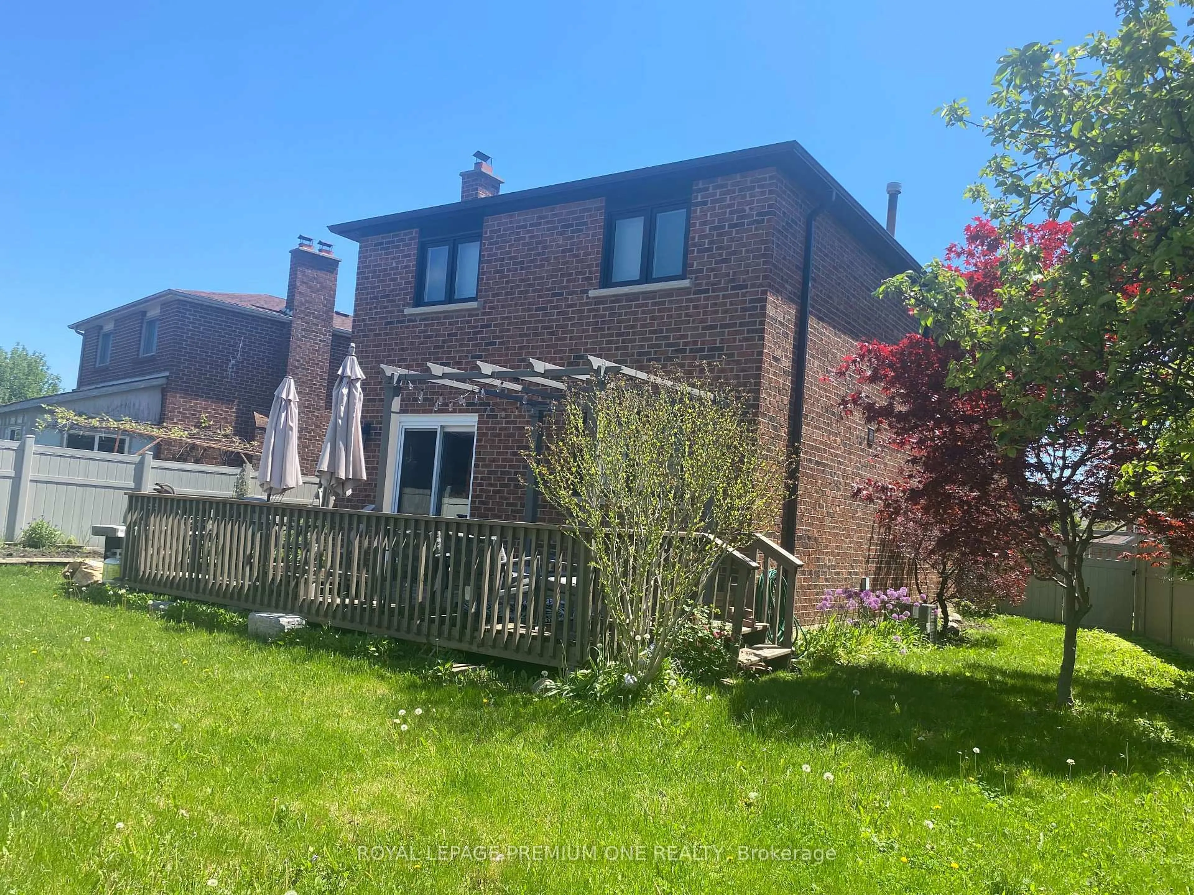 A pic from outside/outdoor area/front of a property/back of a property/a pic from drone, unknown for 16 Muzzo Crt, Vaughan Ontario L4L 3K2