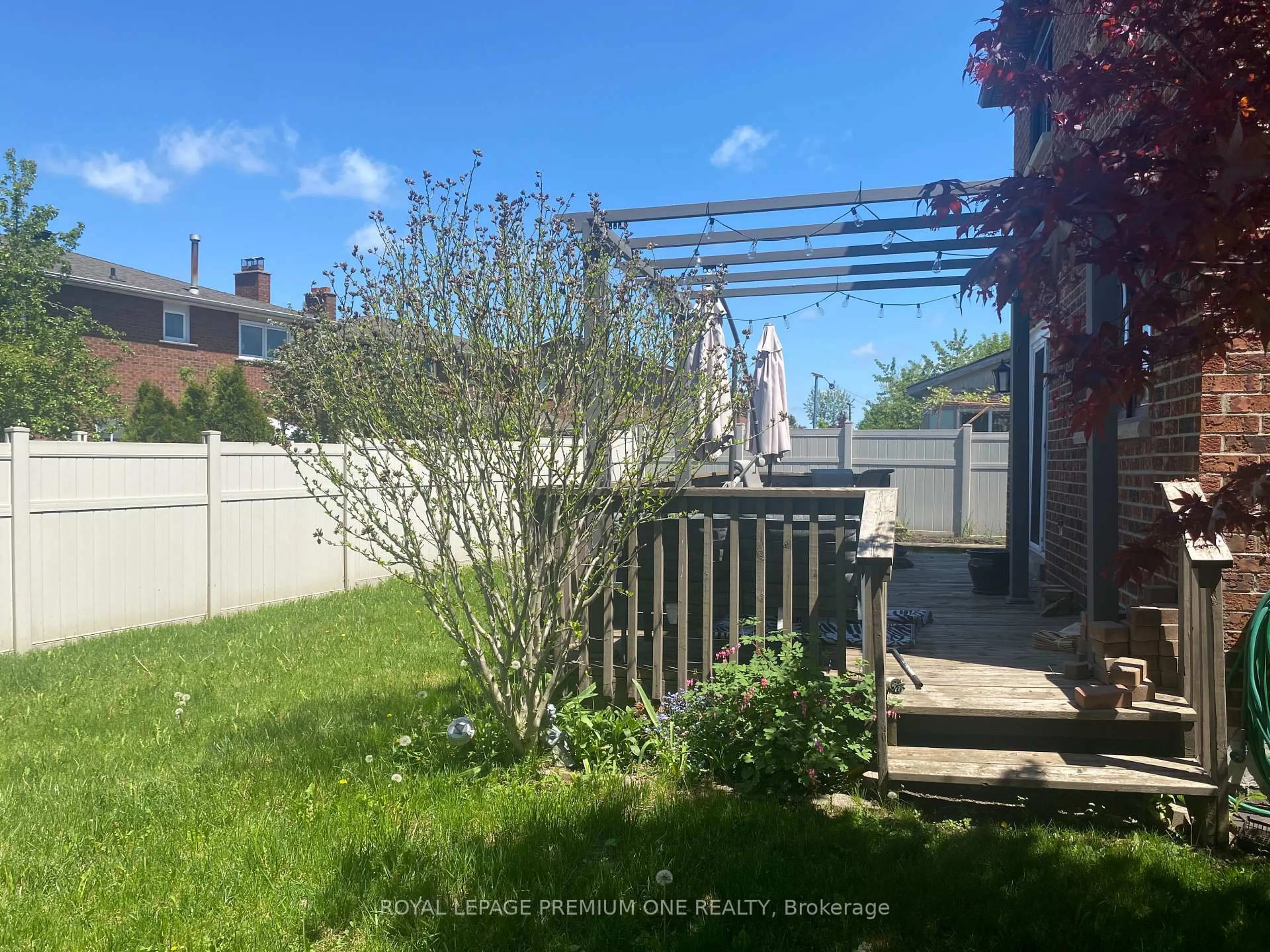 A pic from outside/outdoor area/front of a property/back of a property/a pic from drone, street for 16 Muzzo Crt, Vaughan Ontario L4L 3K2