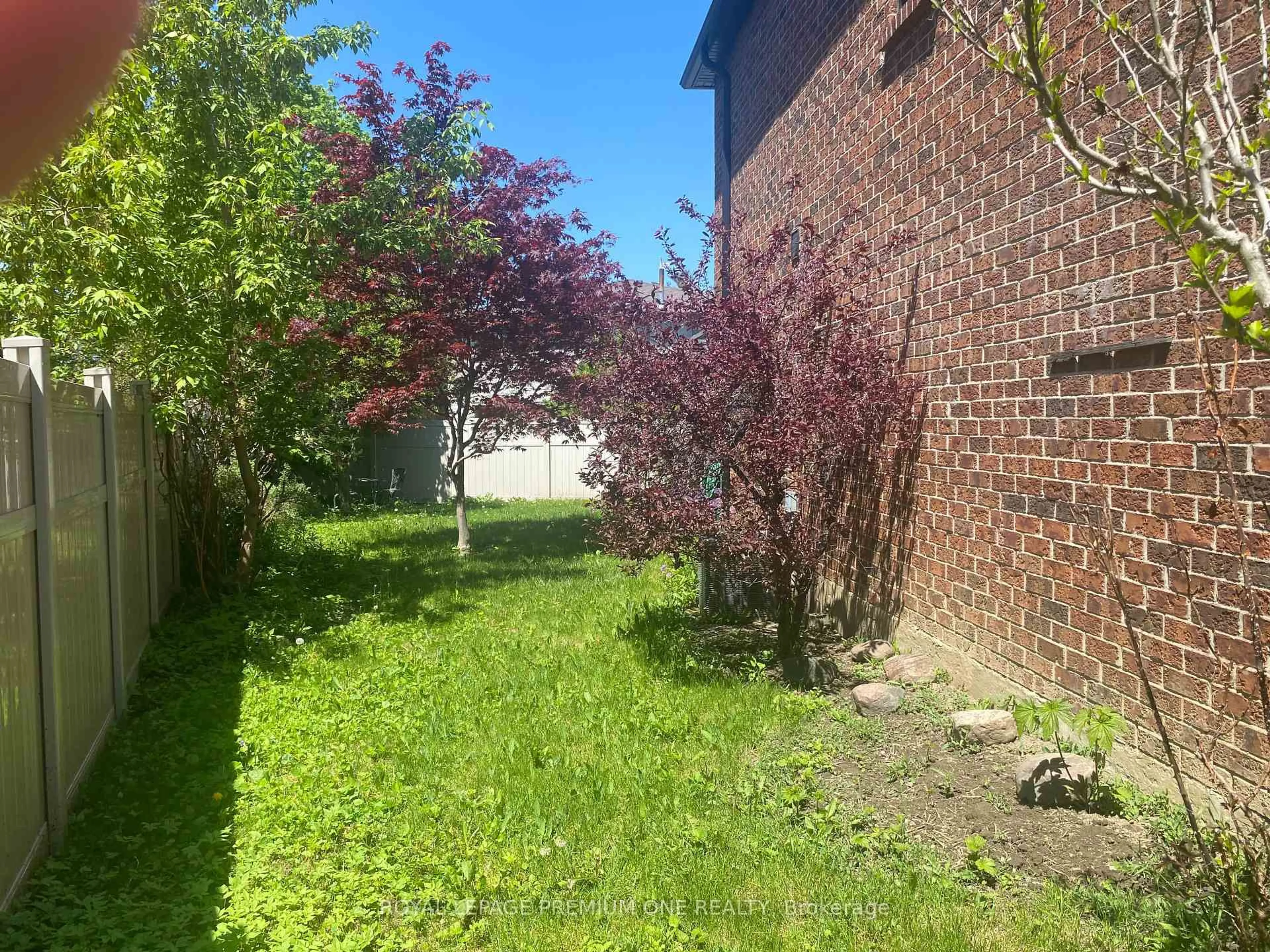 A pic from outside/outdoor area/front of a property/back of a property/a pic from drone, street for 16 Muzzo Crt, Vaughan Ontario L4L 3K2