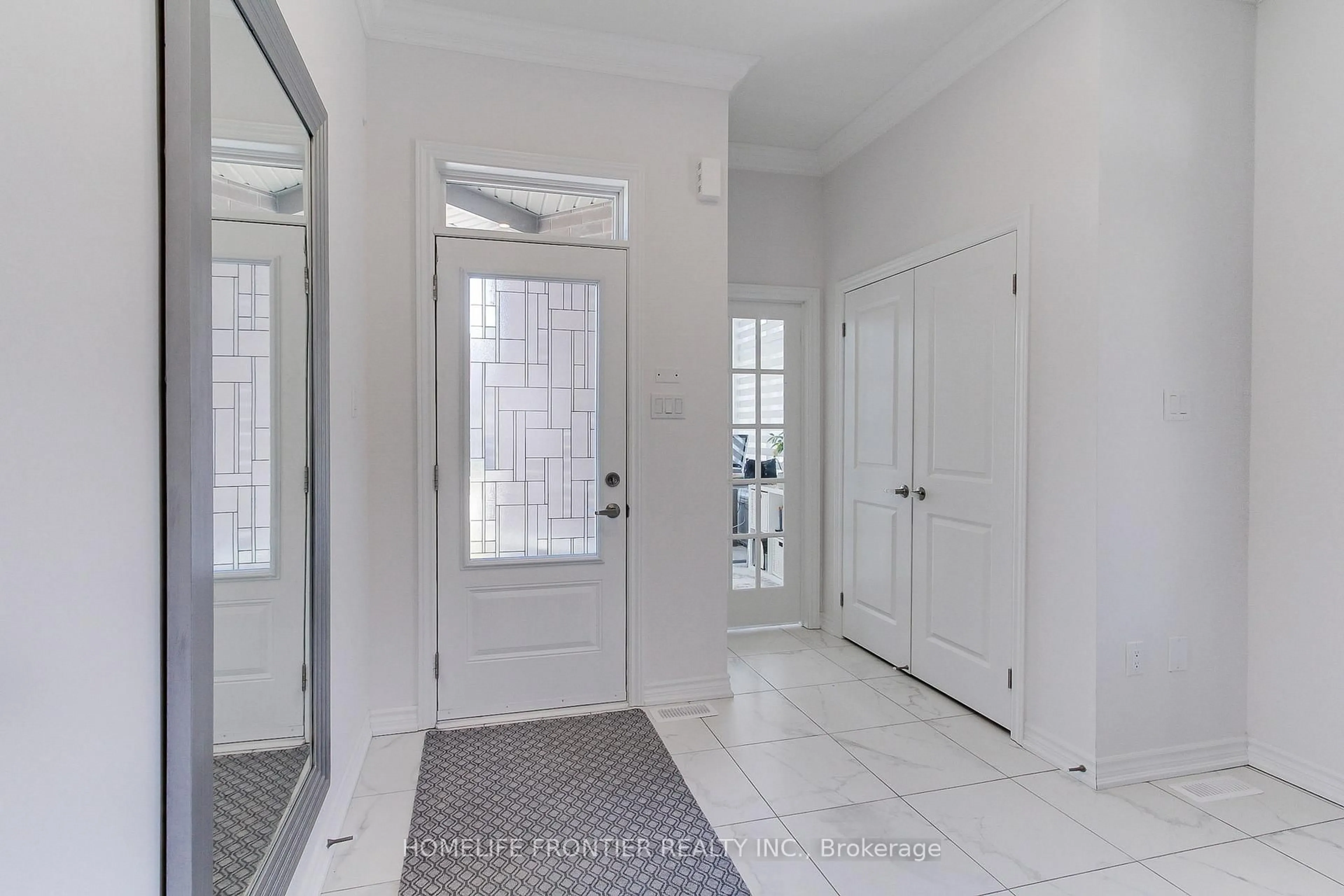 Indoor entryway for 2 Big Canoe Dr, Georgina Ontario L0E 1R0