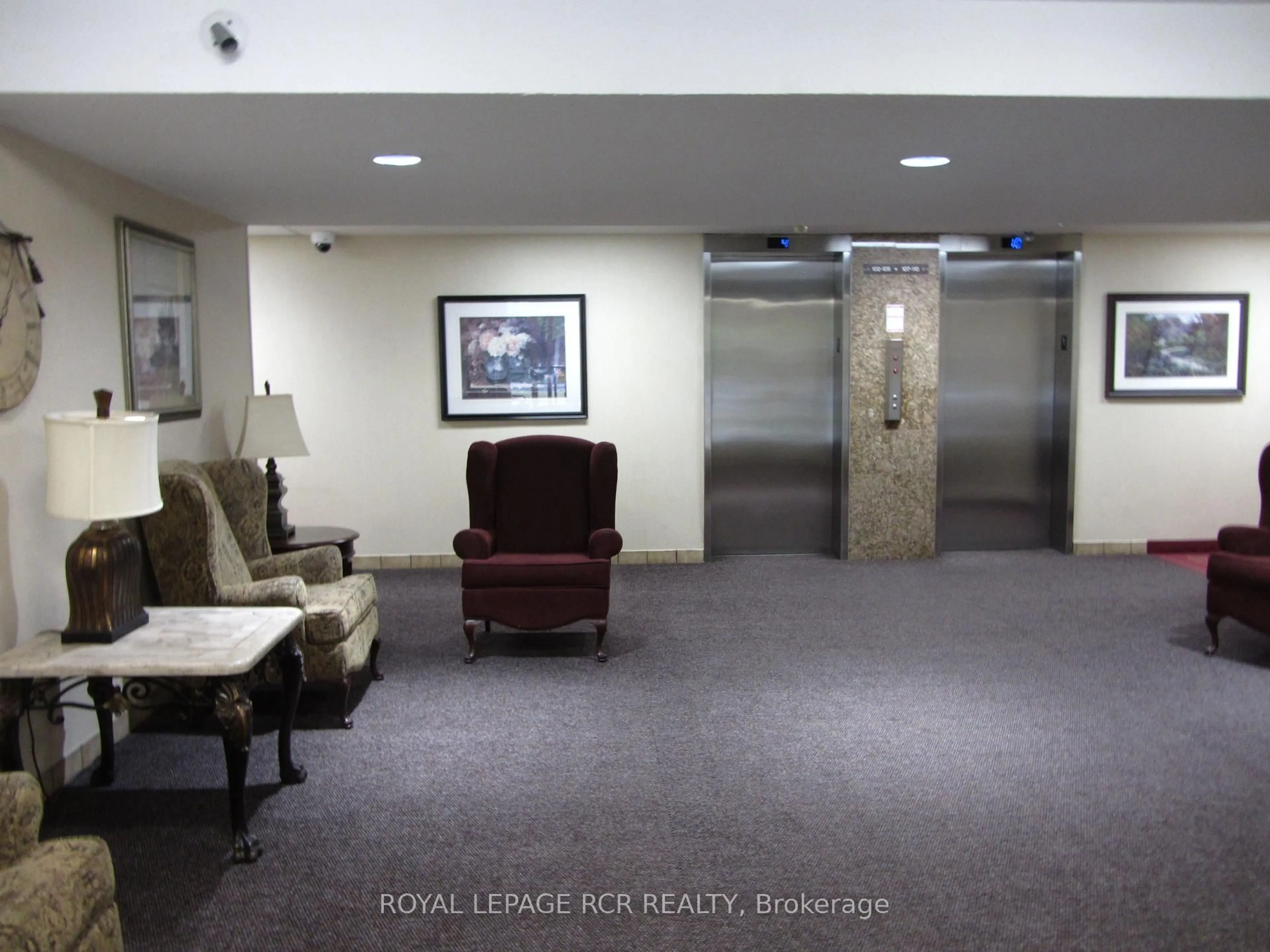 Lobby for 40 William Roe Blvd #1011, Newmarket Ontario L3Y 5N7
