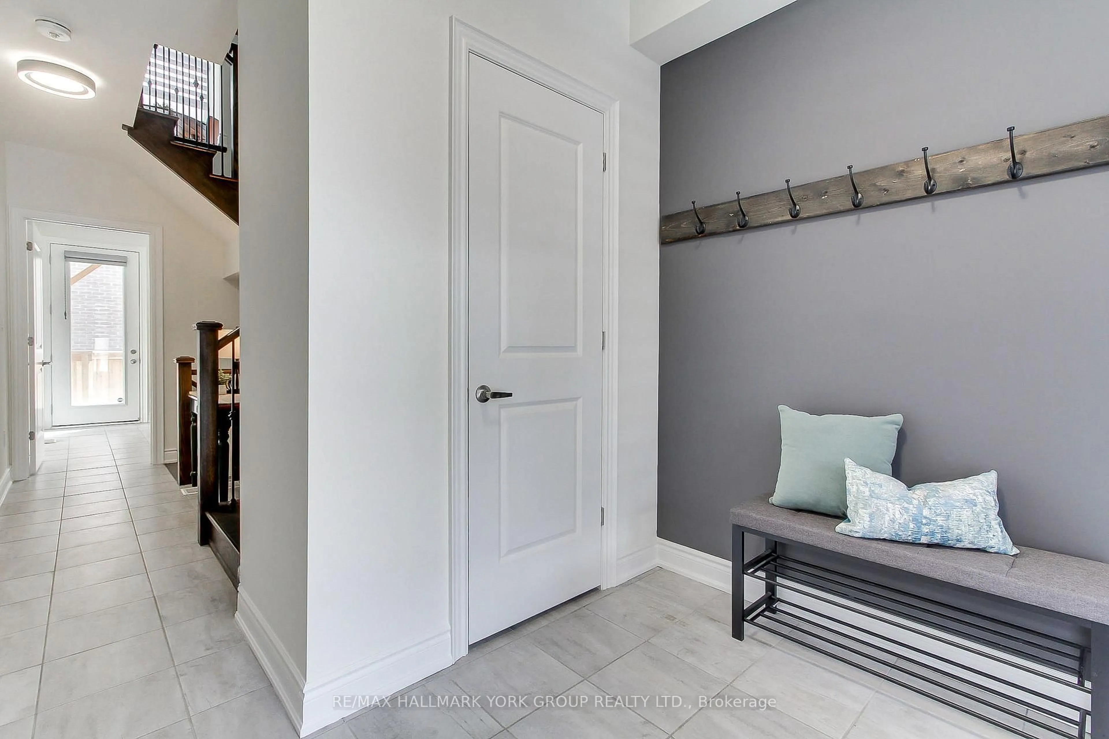 Indoor entryway for 534 New England Crt, Newmarket Ontario L3X 0M6