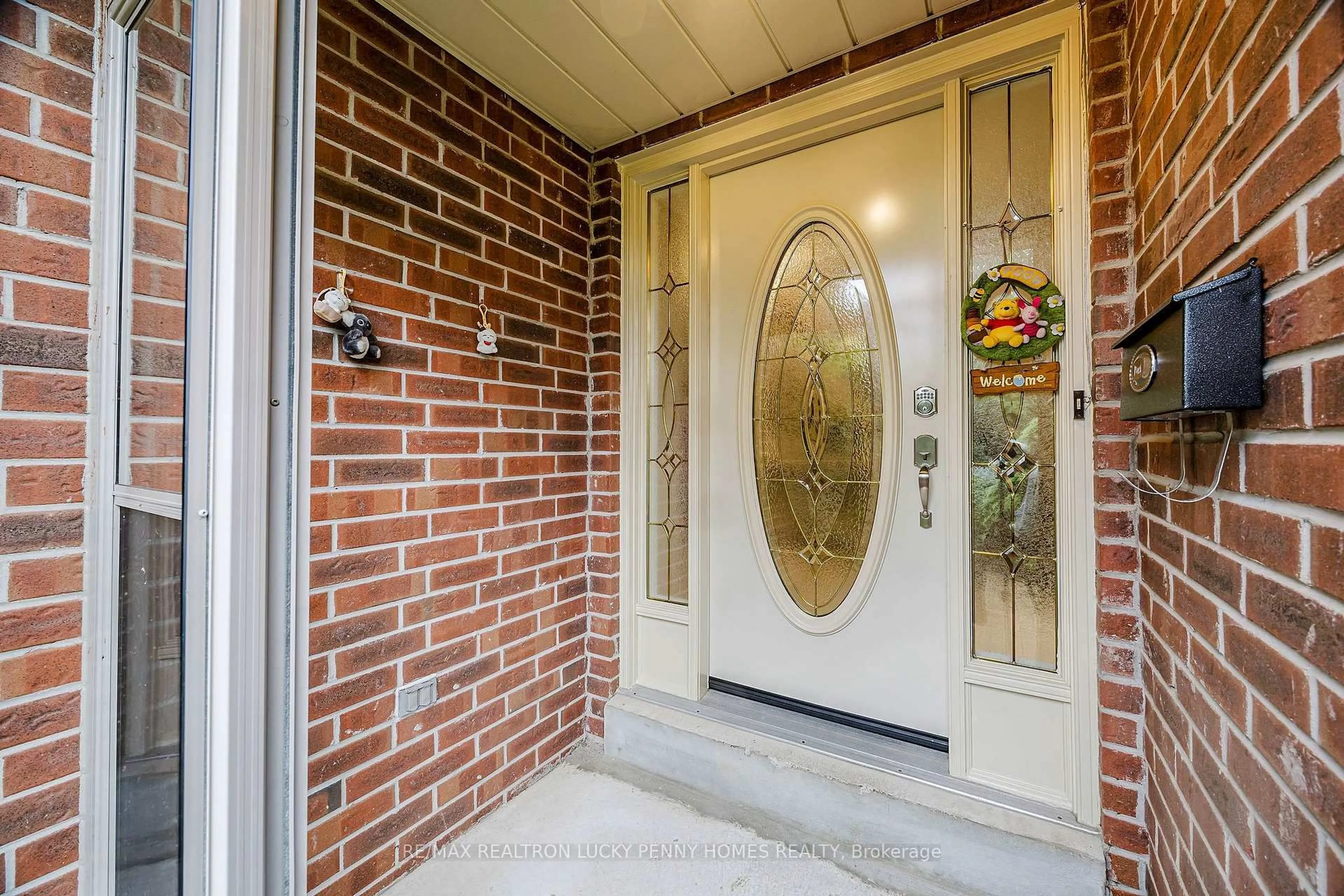 Indoor entryway for 4 McPhail Crt, Markham Ontario L3R 0C2