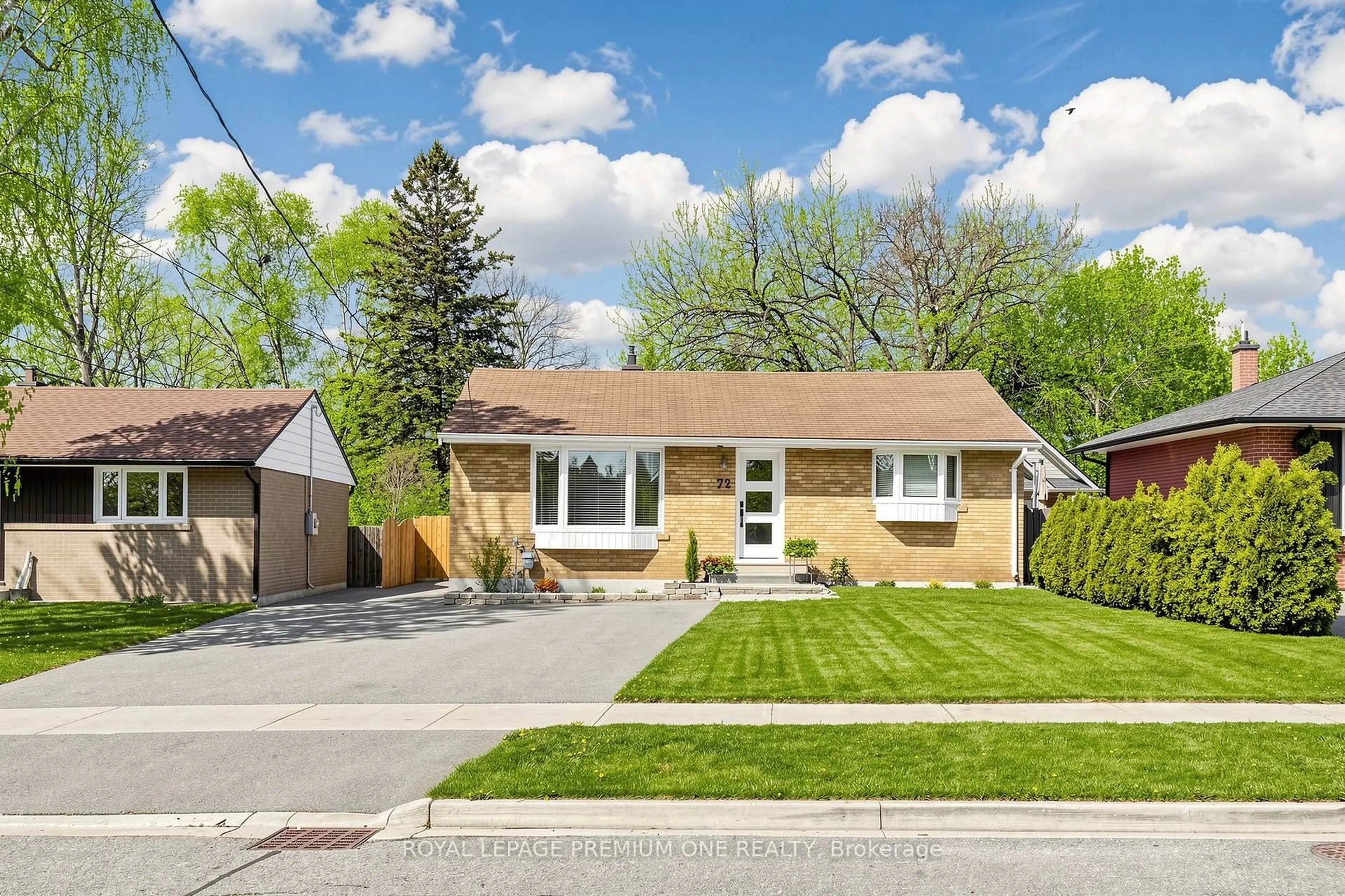 Home with vinyl exterior material, street for 72 Thornton Ave, Bradford West Gwillimbury Ontario L3Z 1N4