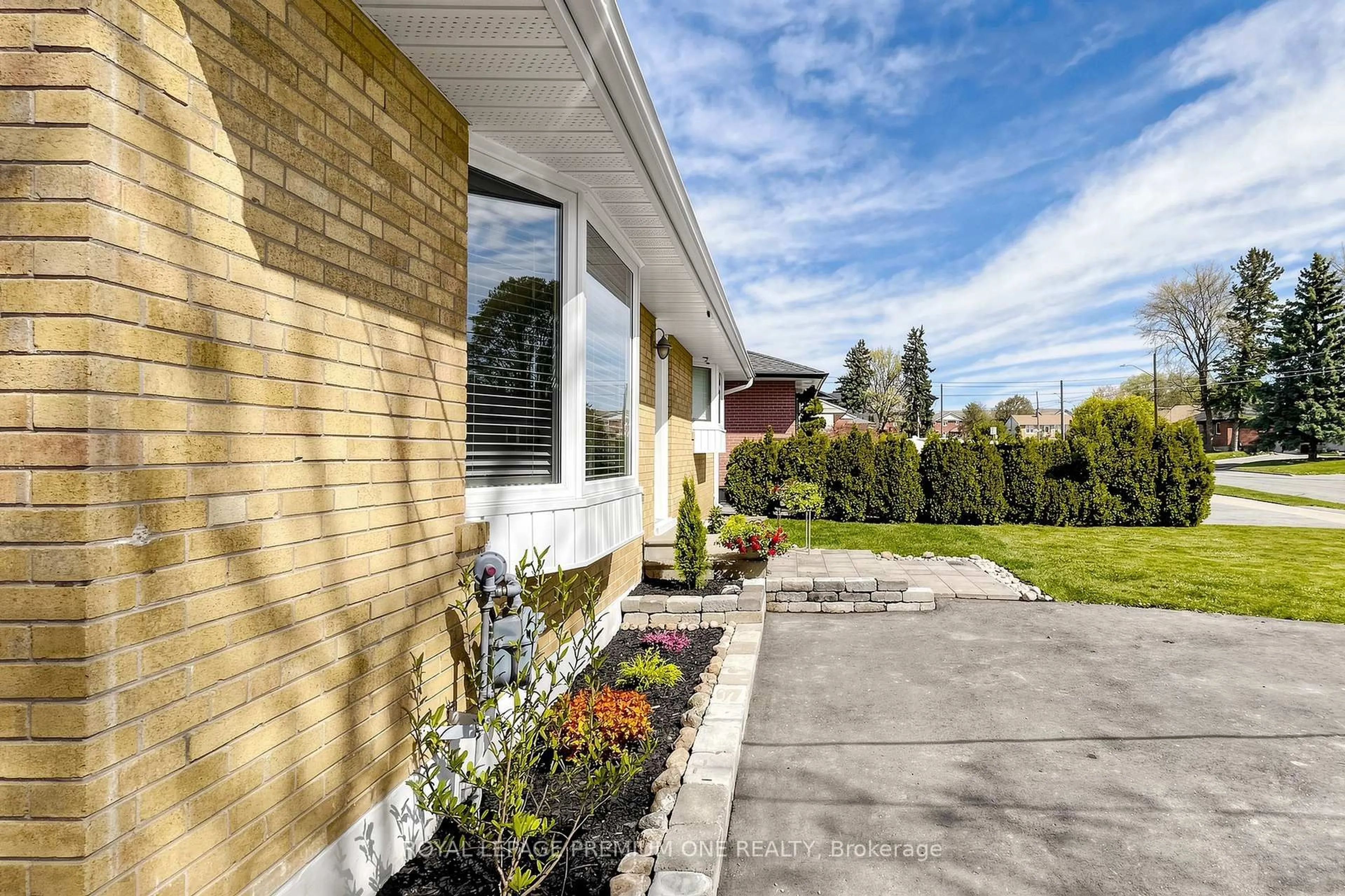 Home with brick exterior material, street for 72 Thornton Ave, Bradford West Gwillimbury Ontario L3Z 1N4