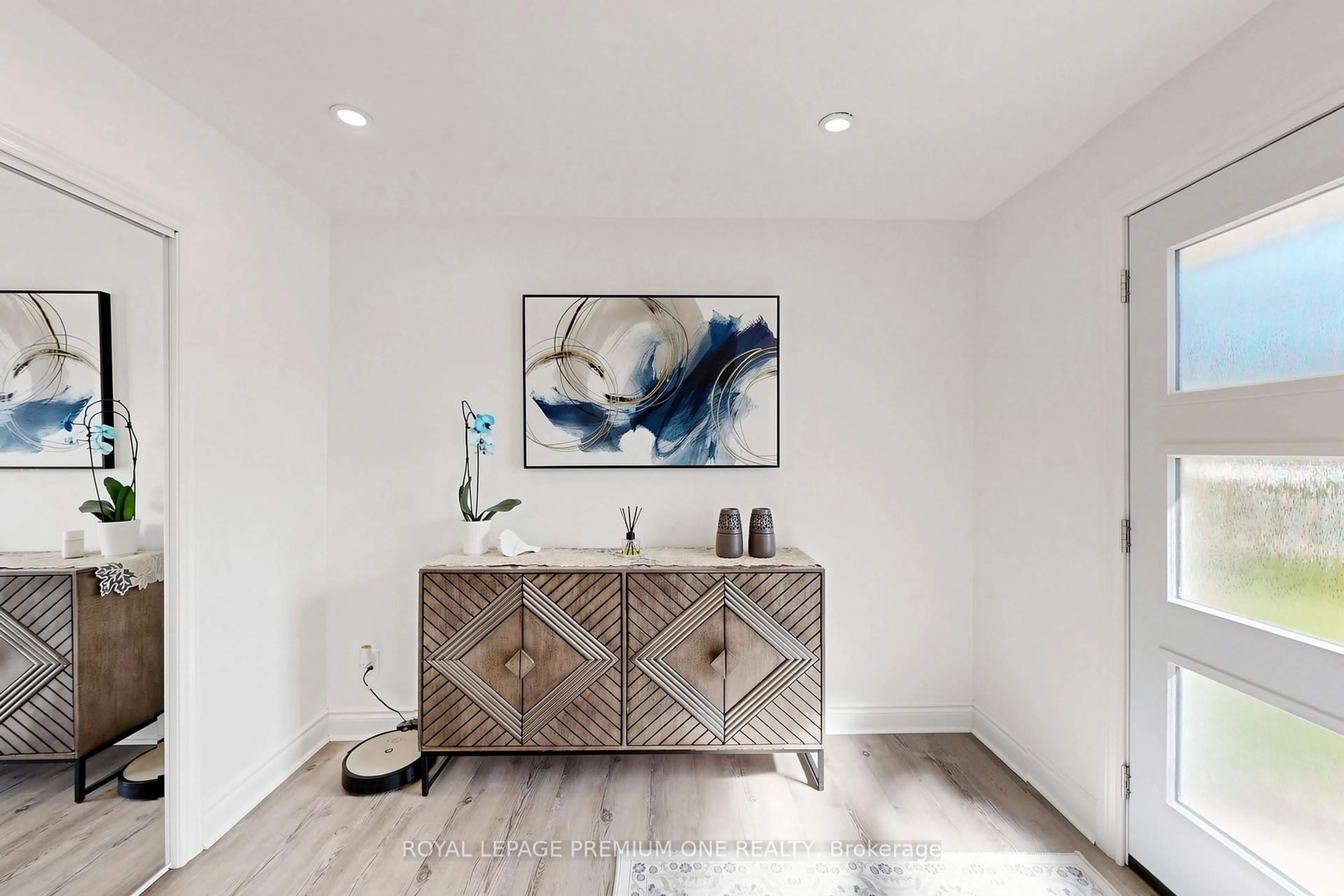 Contemporary bathroom, unknown for 72 Thornton Ave, Bradford West Gwillimbury Ontario L3Z 1N4