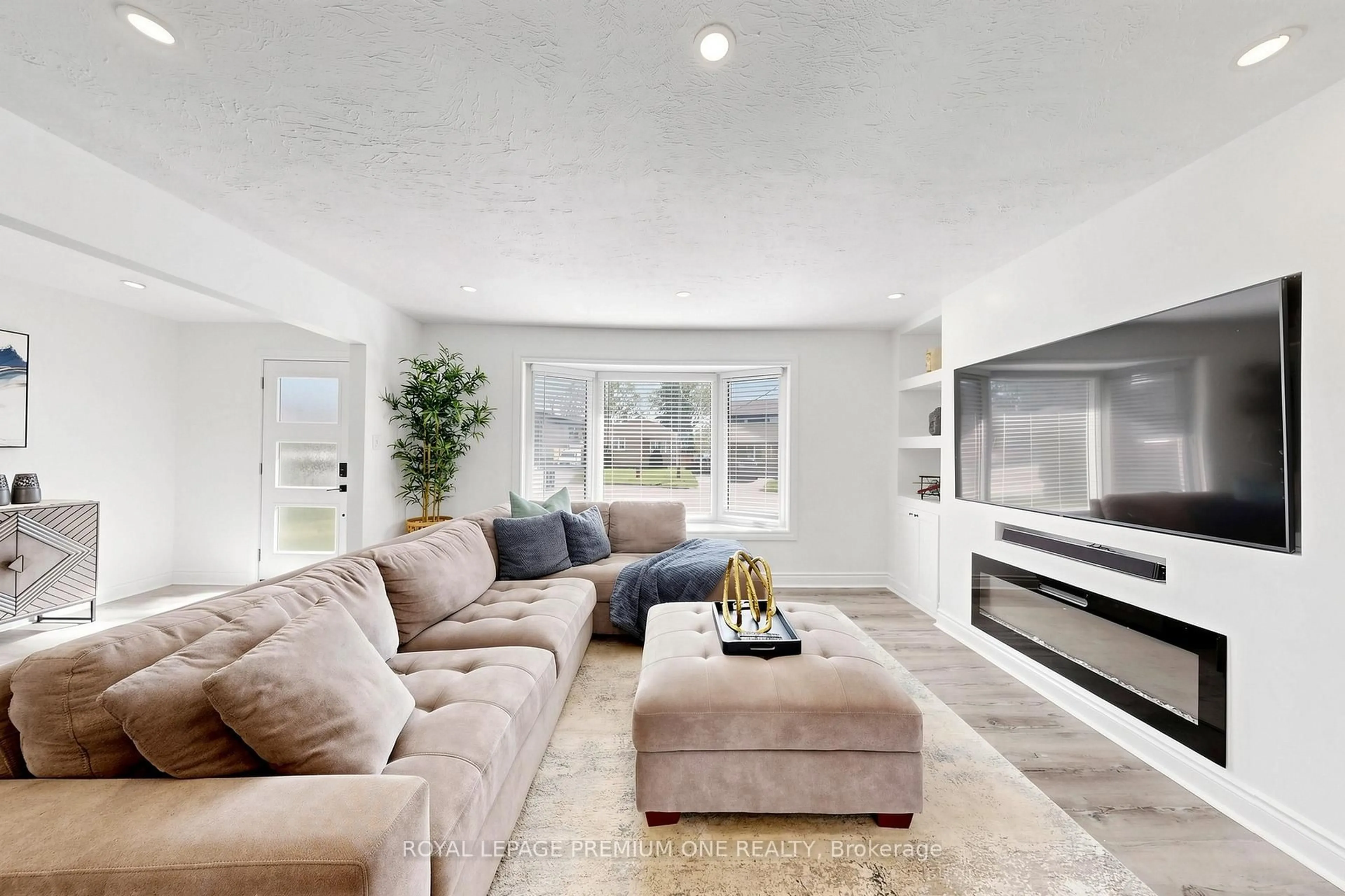 Living room with furniture, unknown for 72 Thornton Ave, Bradford West Gwillimbury Ontario L3Z 1N4