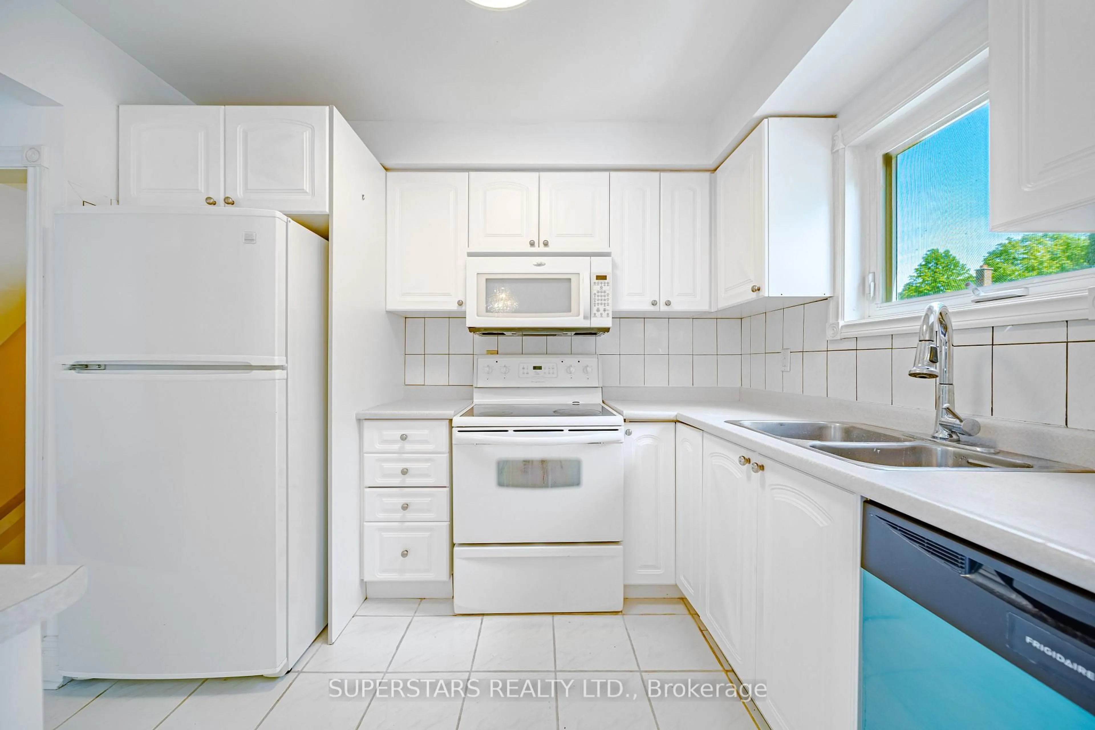 Standard kitchen, unknown for 14 Marlow Cres, Markham Ontario L3R 4P5
