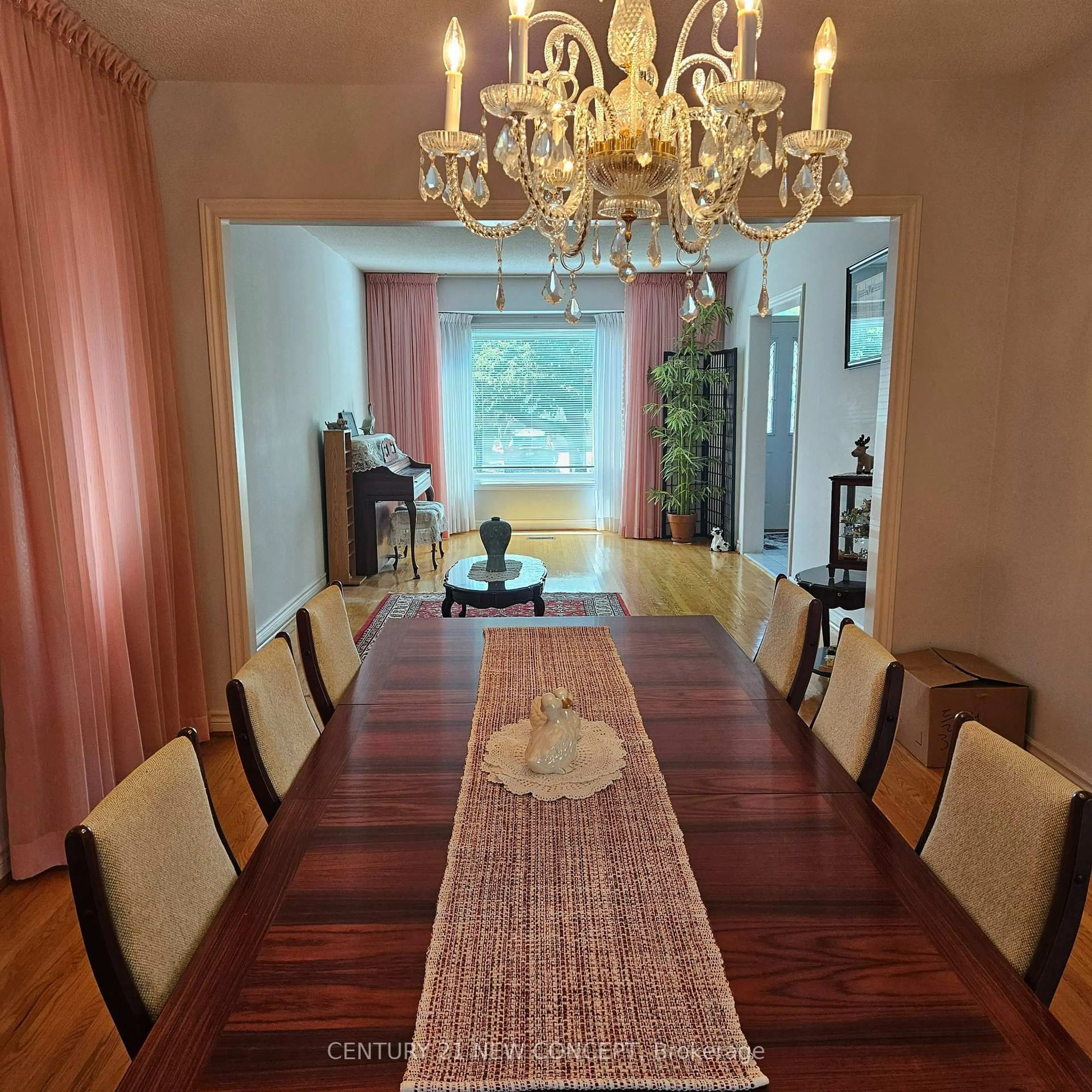Dining room, wood/laminate floor for 3 Hearthstone Cres, Richmond Hill Ontario L4B 3E2