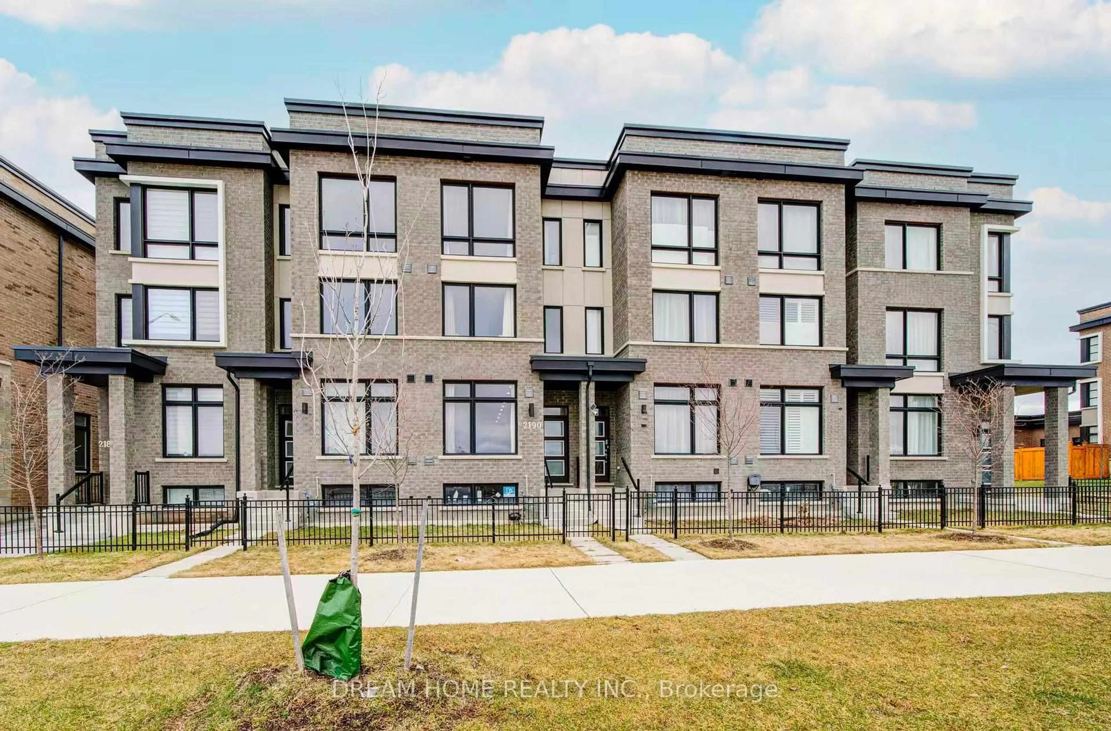A pic from outside/outdoor area/front of a property/back of a property/a pic from drone, unknown for 2190 Donald Cousens Pkwy, Markham Ontario L6B 1P1