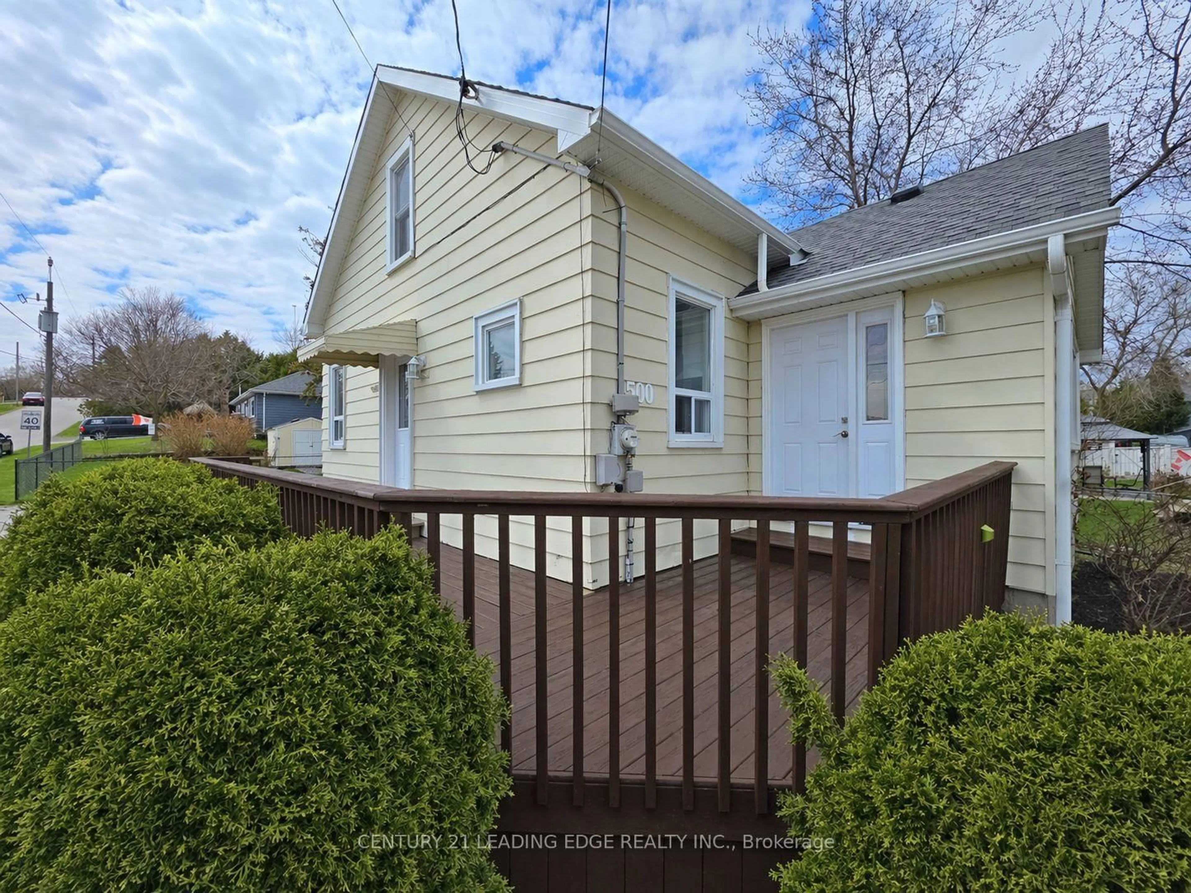 A pic from outside/outdoor area/front of a property/back of a property/a pic from drone, street for 500 The Queensway South, Georgina Ontario L4P 2E3