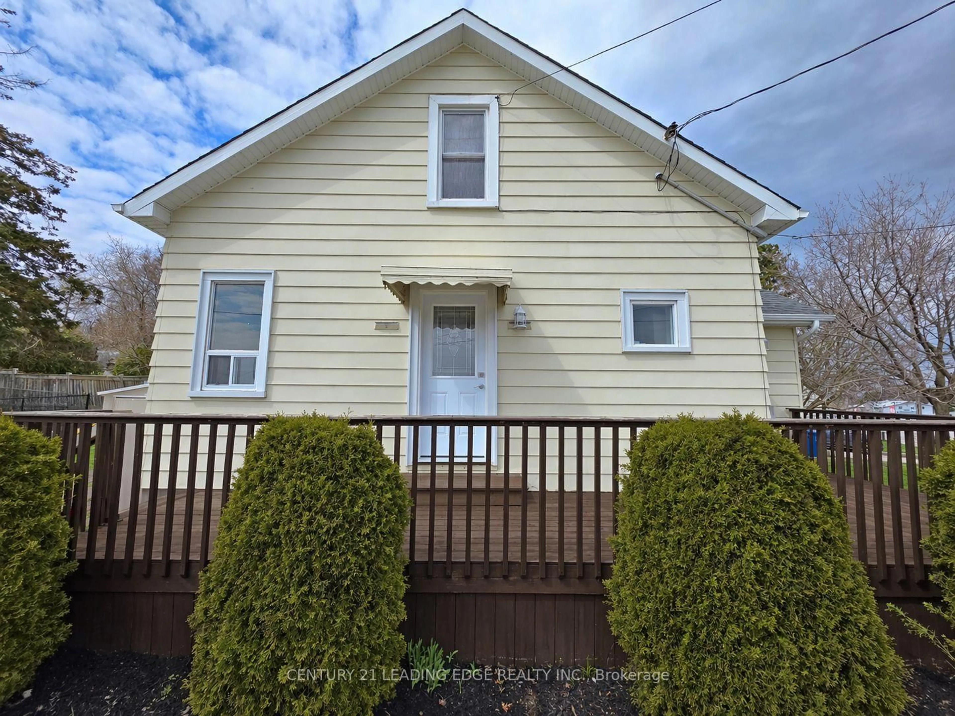 Home with vinyl exterior material, street for 500 The Queensway South, Georgina Ontario L4P 2E3