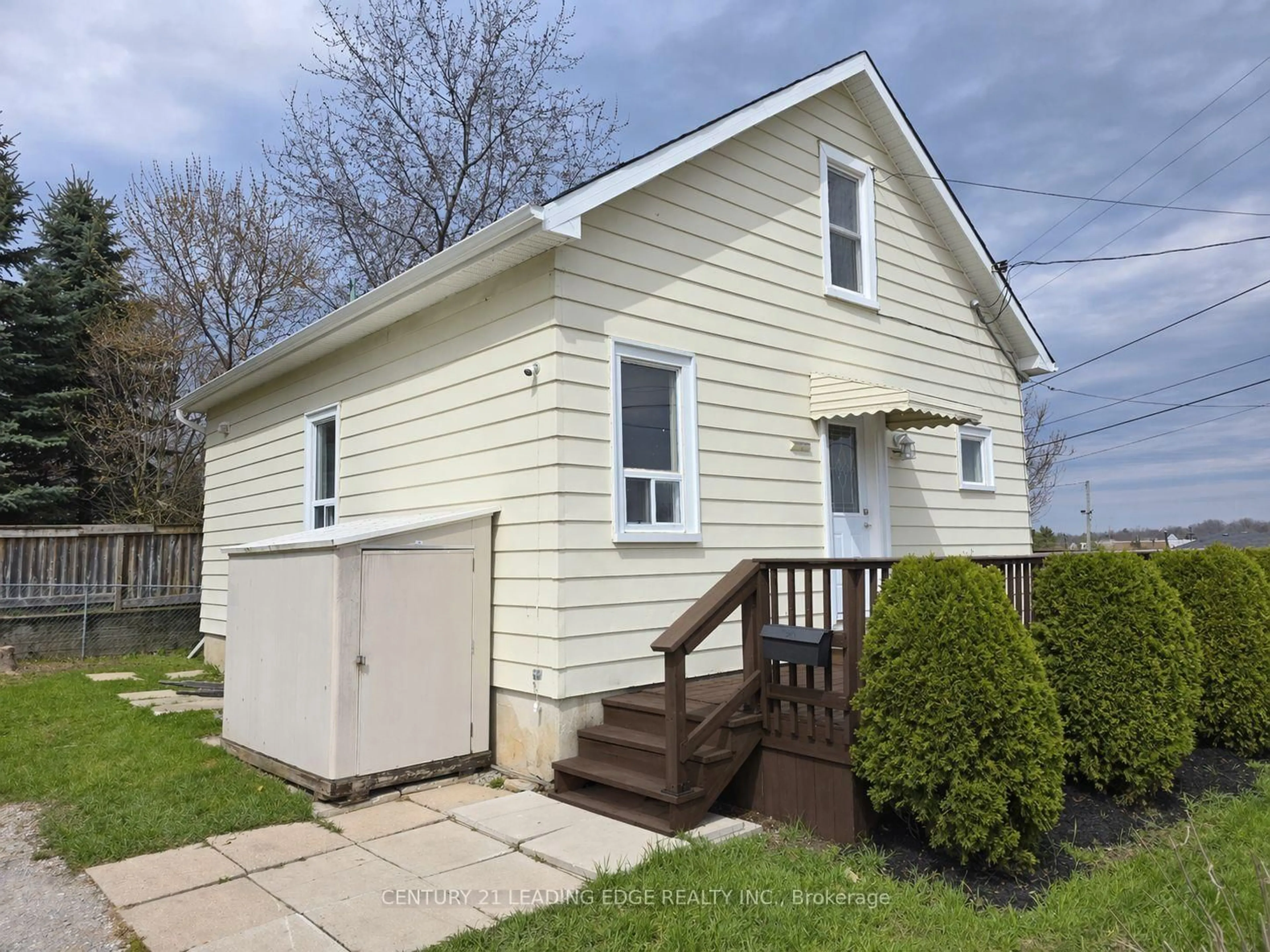 Home with vinyl exterior material, street for 500 The Queensway South, Georgina Ontario L4P 2E3