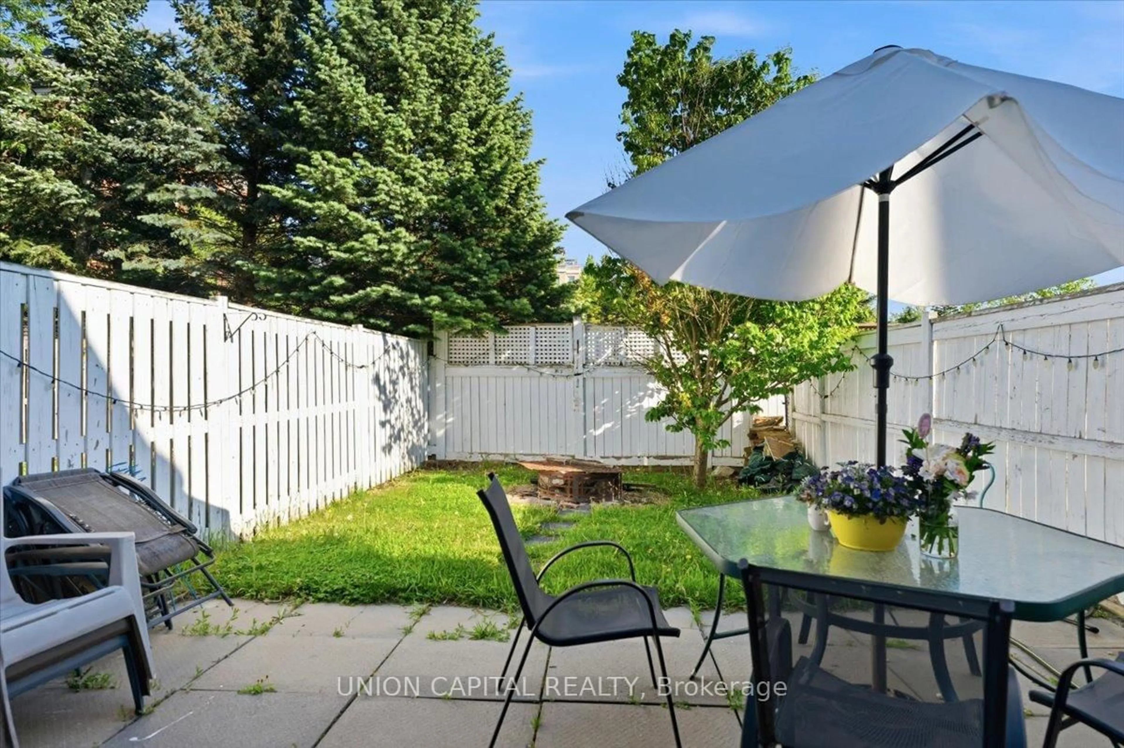 Patio, street for 31 Ochalski Rd, Aurora Ontario L4G 7J3