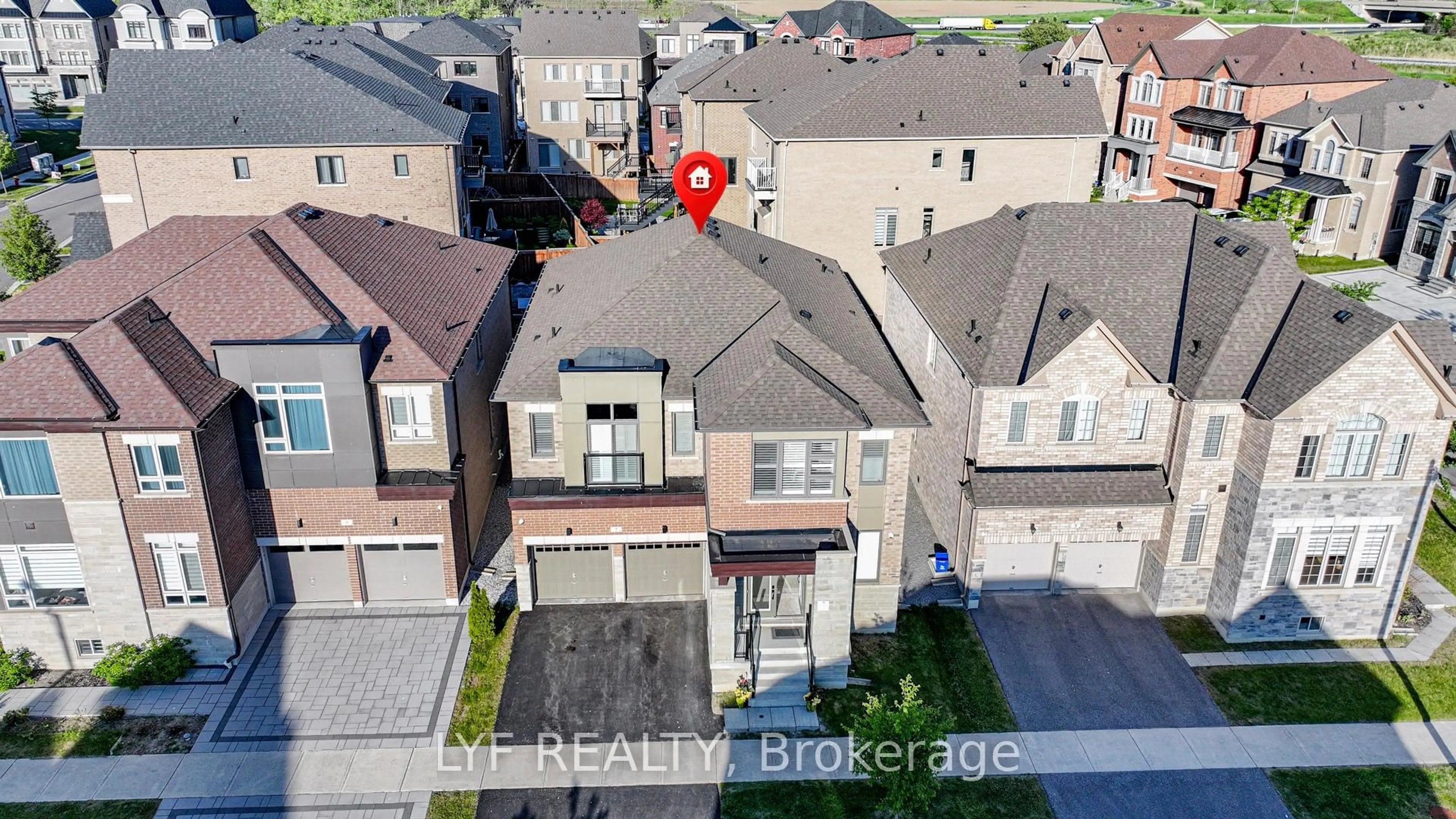 A pic from outside/outdoor area/front of a property/back of a property/a pic from drone, city buildings view from balcony for 7 Seager St, Richmond Hill Ontario L4S 0H1