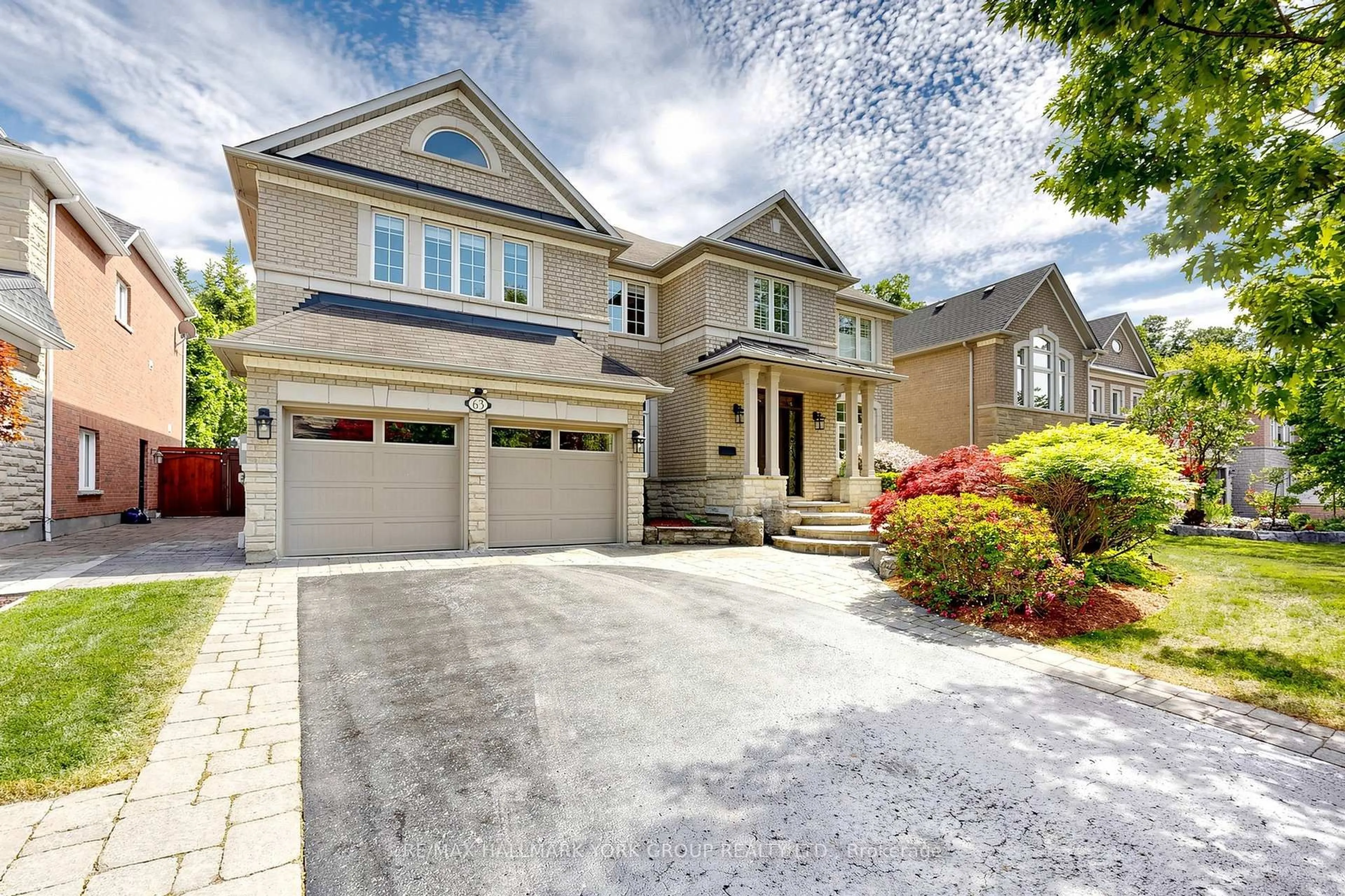 Home with vinyl exterior material, street for 63 Willis Dr, Aurora Ontario L4G 7L9