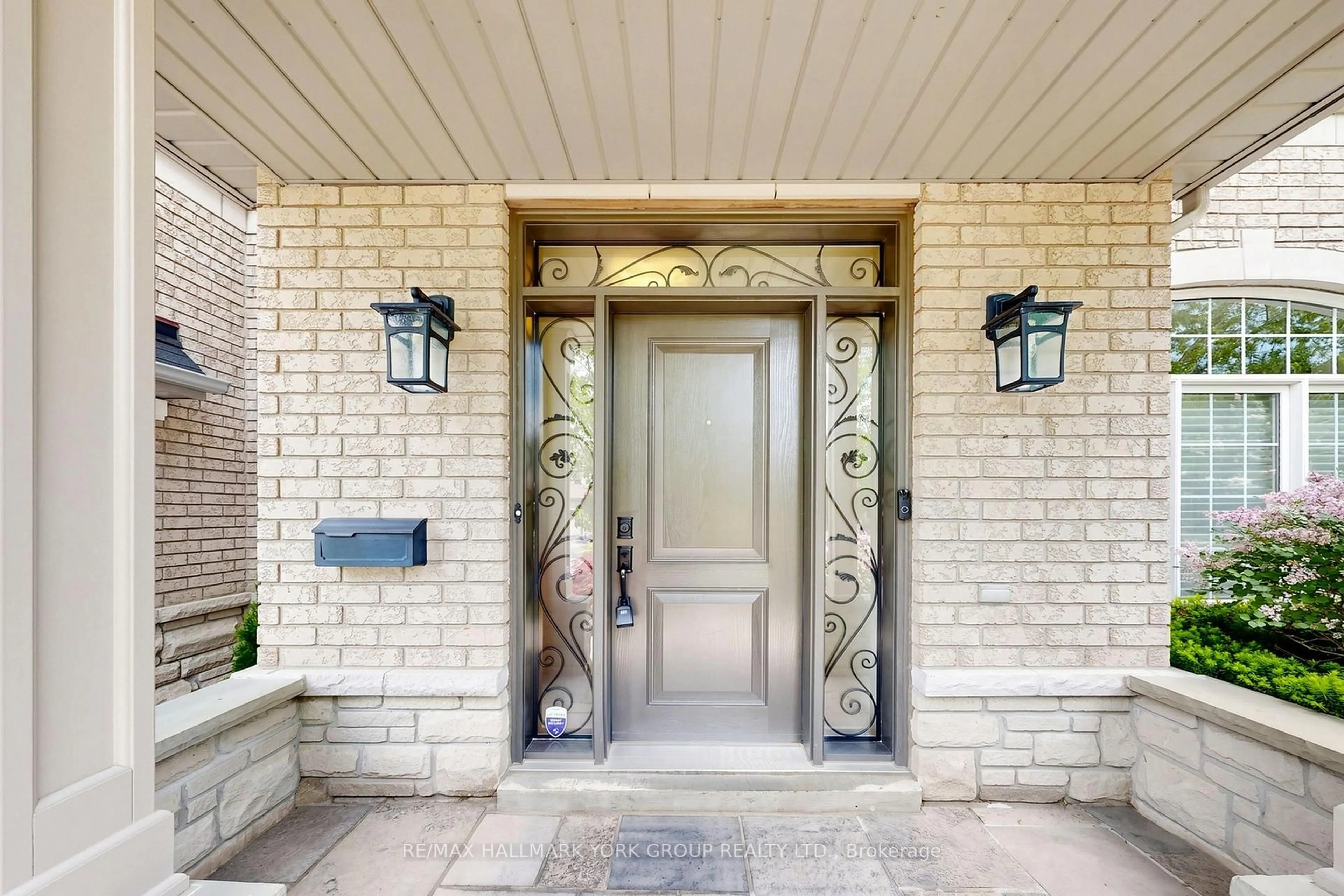Indoor entryway for 63 Willis Dr, Aurora Ontario L4G 7L9