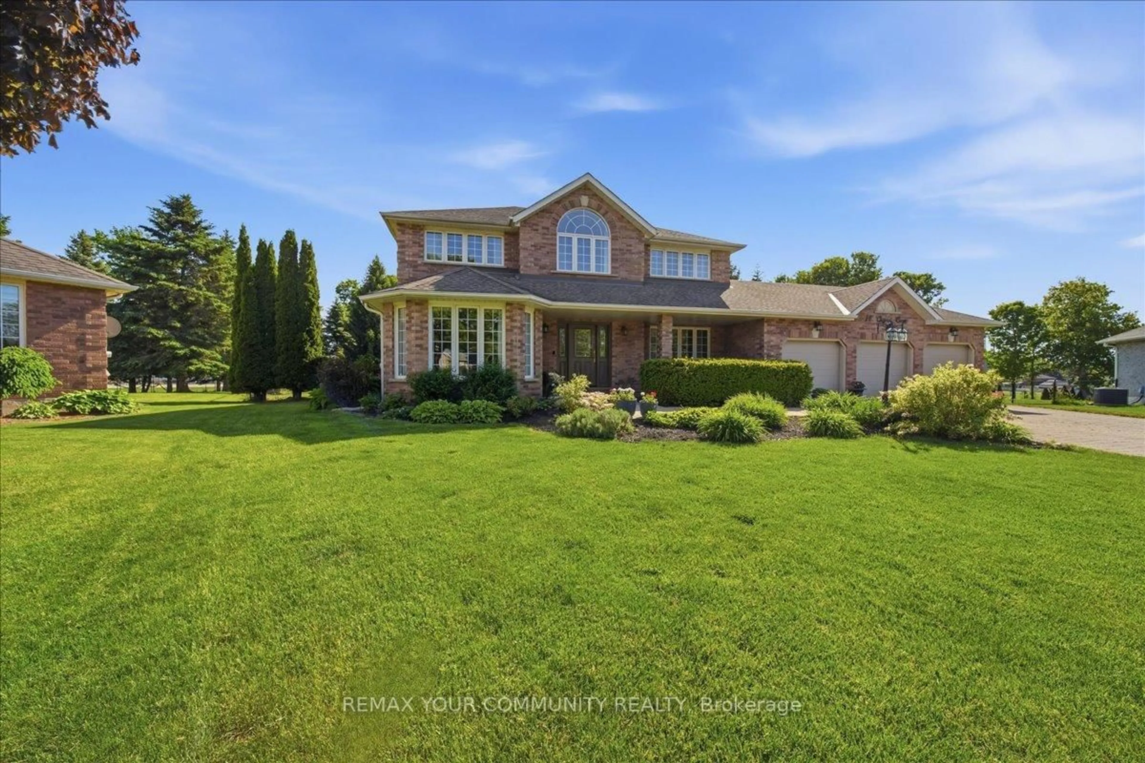 A pic from outside/outdoor area/front of a property/back of a property/a pic from drone, street for 14 Oxford Crt, East Gwillimbury Ontario L0G 1V0