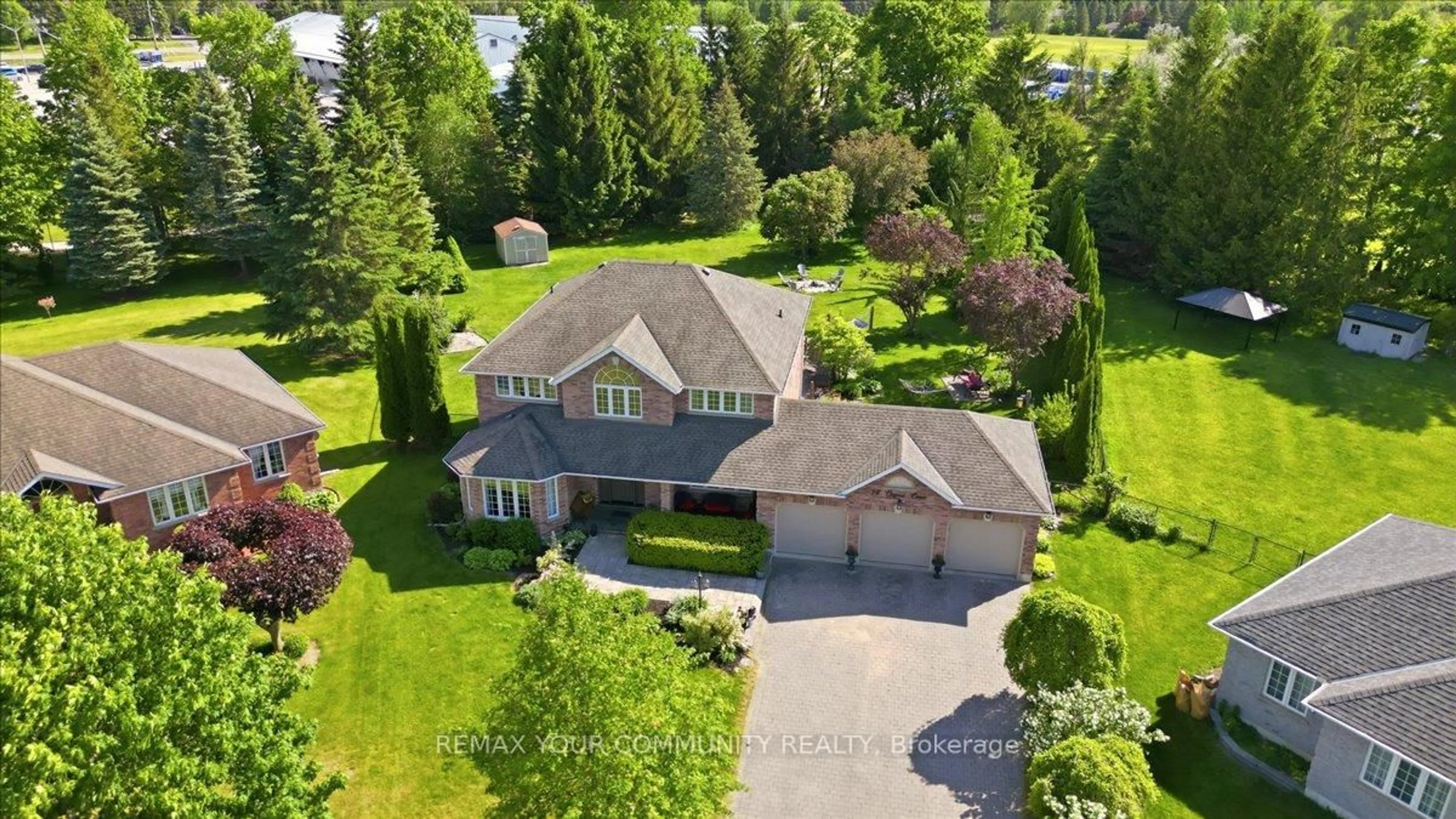 A pic from outside/outdoor area/front of a property/back of a property/a pic from drone, unknown for 14 Oxford Crt, East Gwillimbury Ontario L0G 1V0
