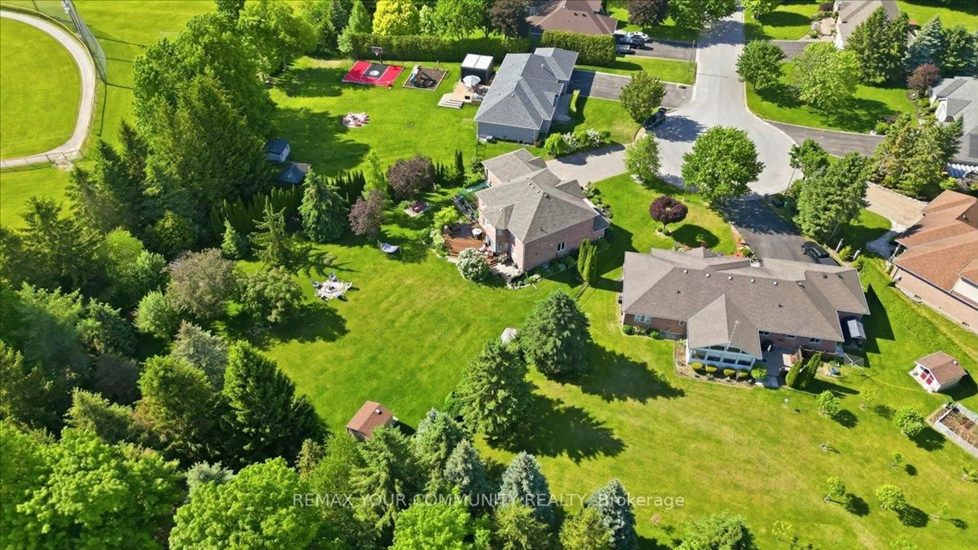A pic from outside/outdoor area/front of a property/back of a property/a pic from drone, unknown for 14 Oxford Crt, East Gwillimbury Ontario L0G 1V0