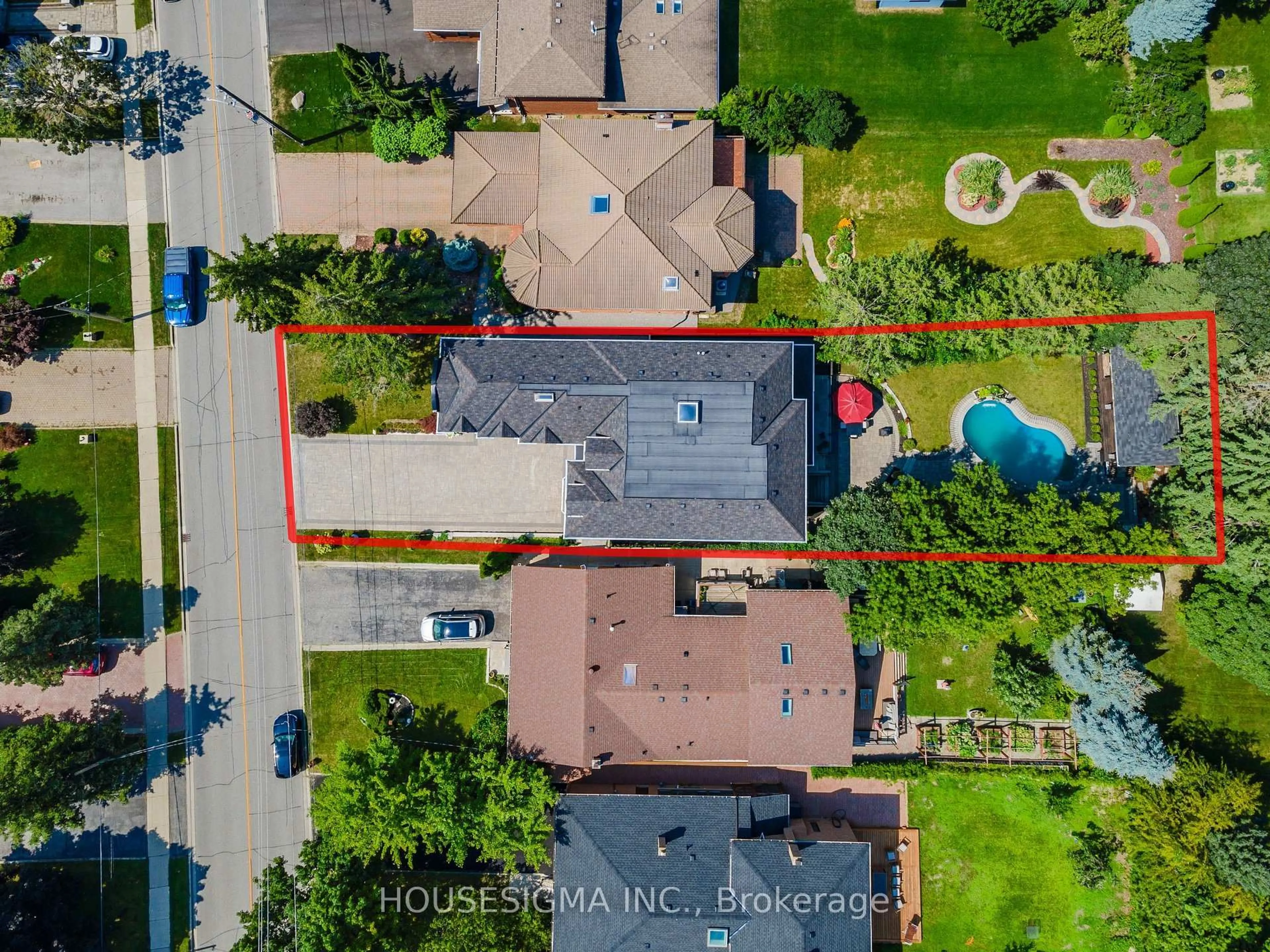 A pic from outside/outdoor area/front of a property/back of a property/a pic from drone, street for 102 Oxford St, Richmond Hill Ontario L4C 4L5