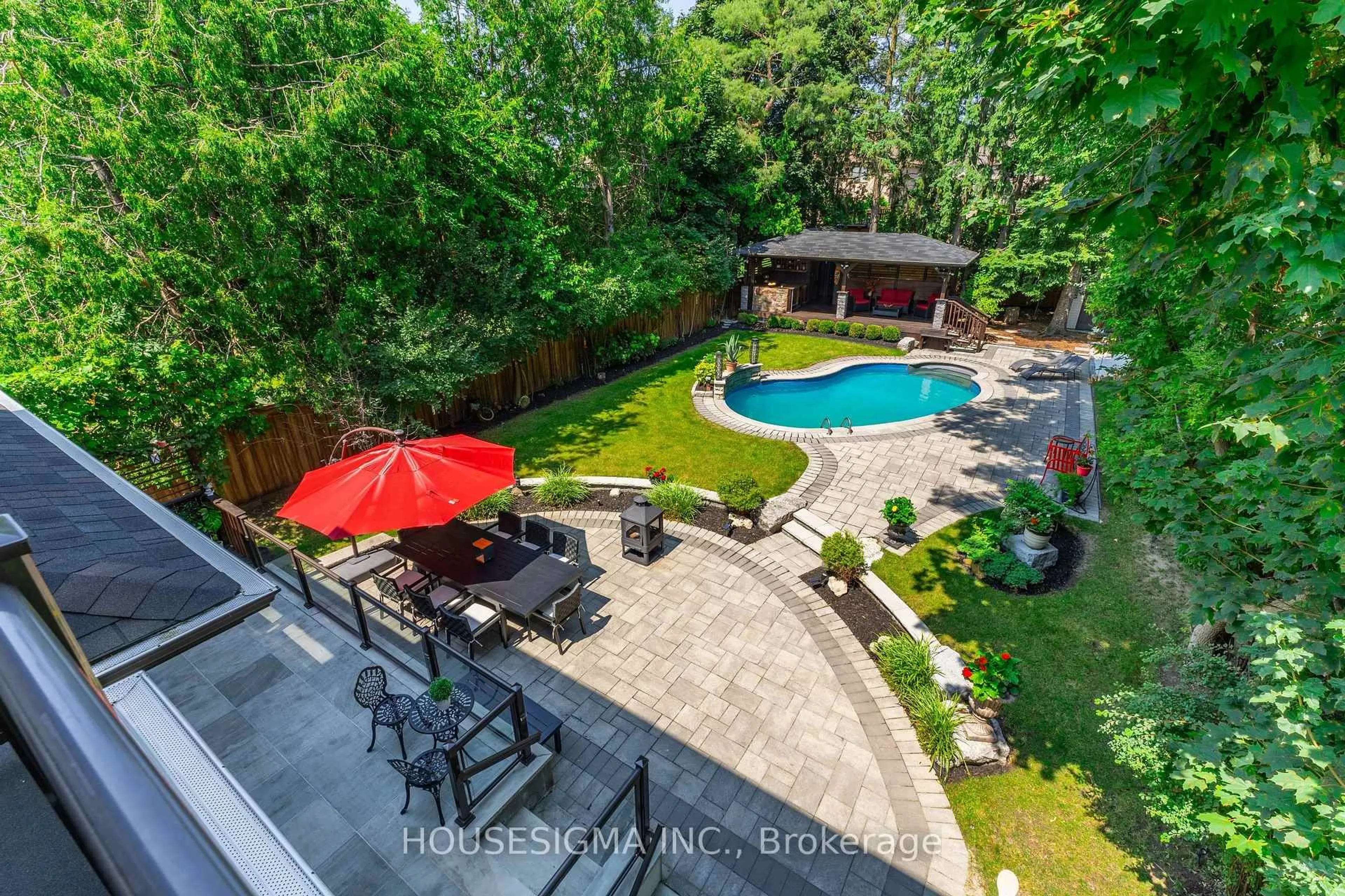 A pic from outside/outdoor area/front of a property/back of a property/a pic from drone, street for 102 Oxford St, Richmond Hill Ontario L4C 4L5