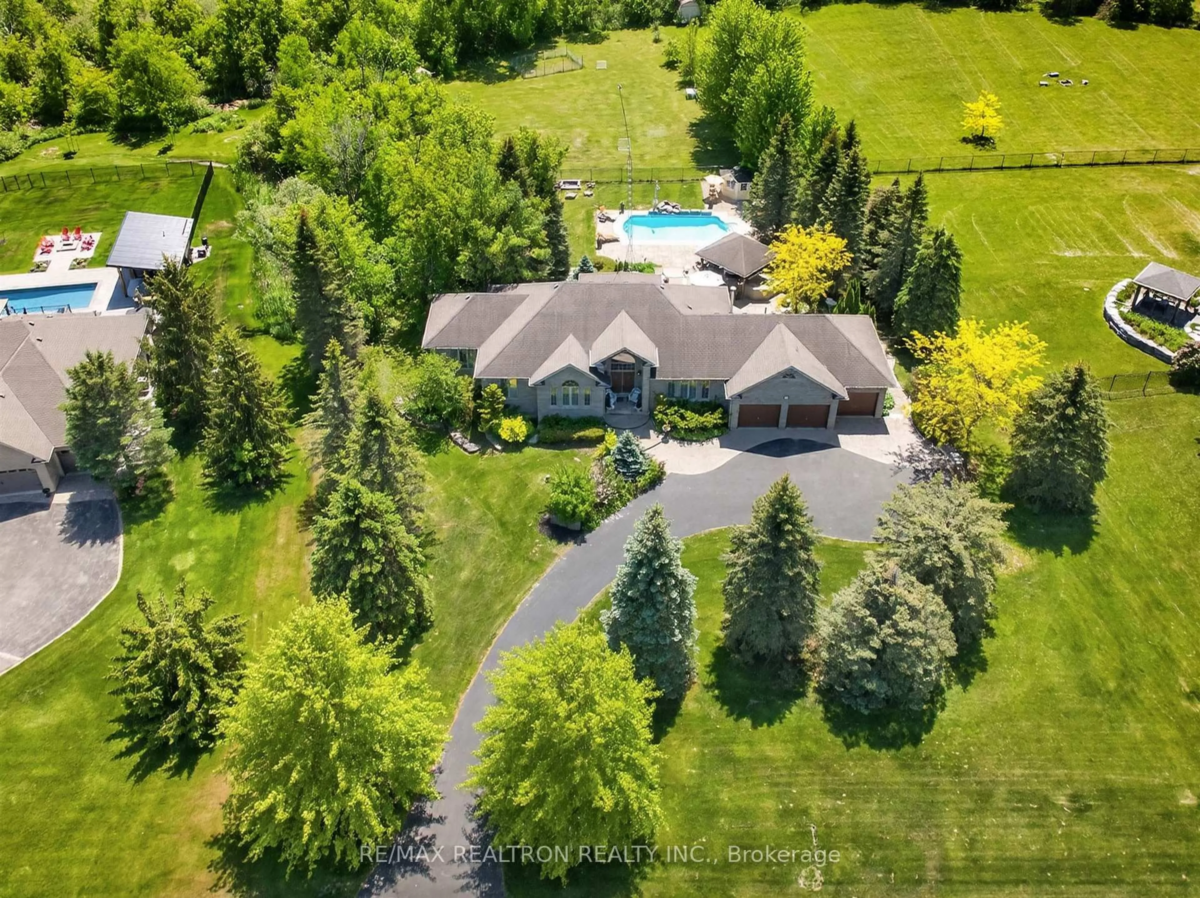 A pic from outside/outdoor area/front of a property/back of a property/a pic from drone, unknown for 23 Fairbairn Gate, East Gwillimbury Ontario L0G 1R0