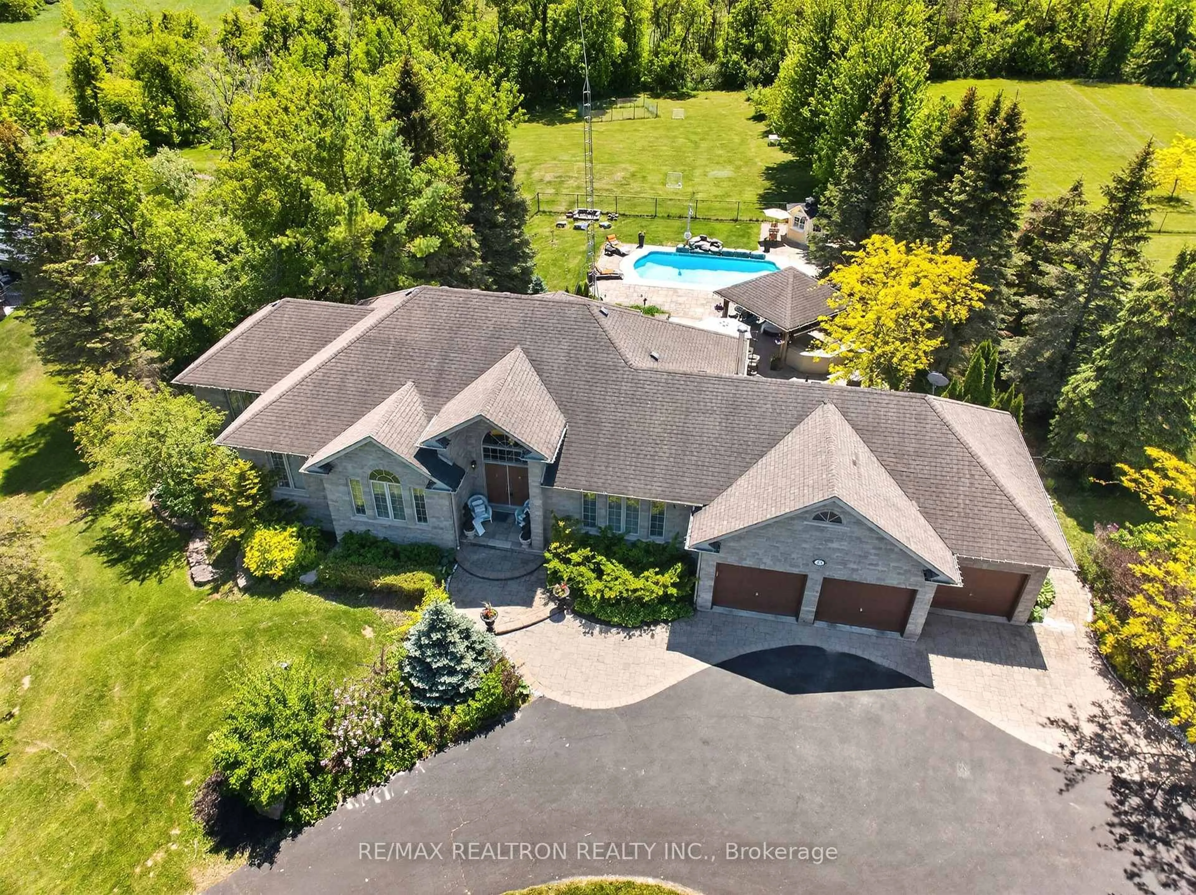 A pic from outside/outdoor area/front of a property/back of a property/a pic from drone, unknown for 23 Fairbairn Gate, East Gwillimbury Ontario L0G 1R0