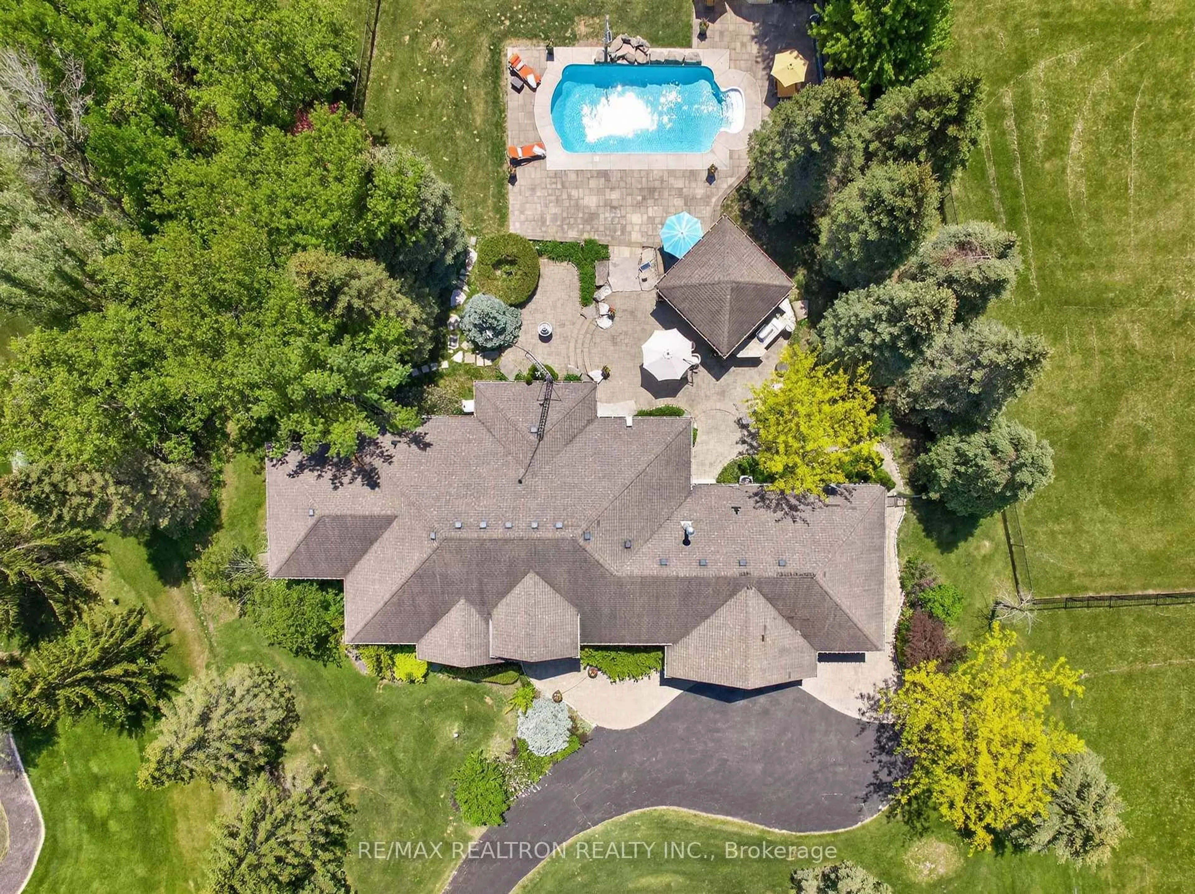 A pic from outside/outdoor area/front of a property/back of a property/a pic from drone, street for 23 Fairbairn Gate, East Gwillimbury Ontario L0G 1R0