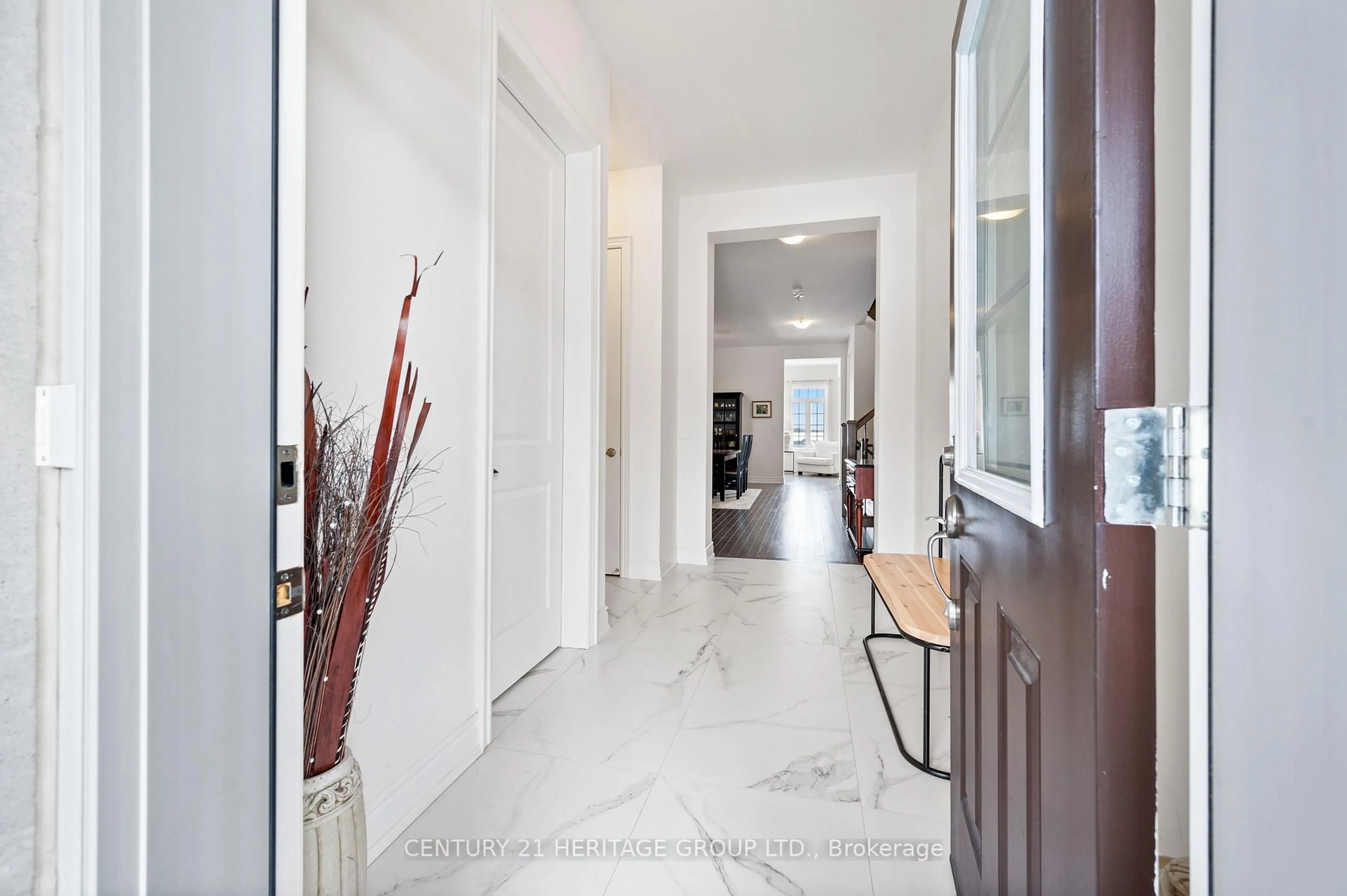 Indoor foyer for 51 Hydrangea Hllw, East Gwillimbury Ontario L9N 0T1