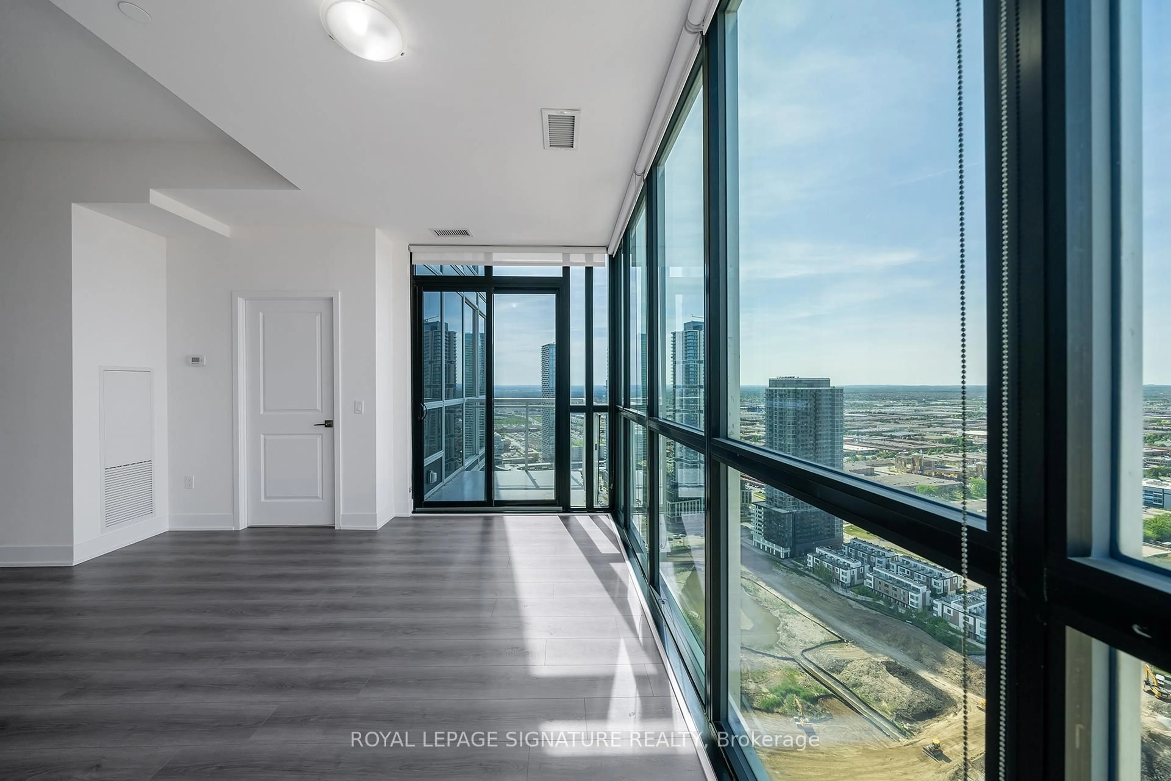 Indoor foyer for 2916 Highway 7 Rd #3707, Vaughan Ontario L4K 0K6