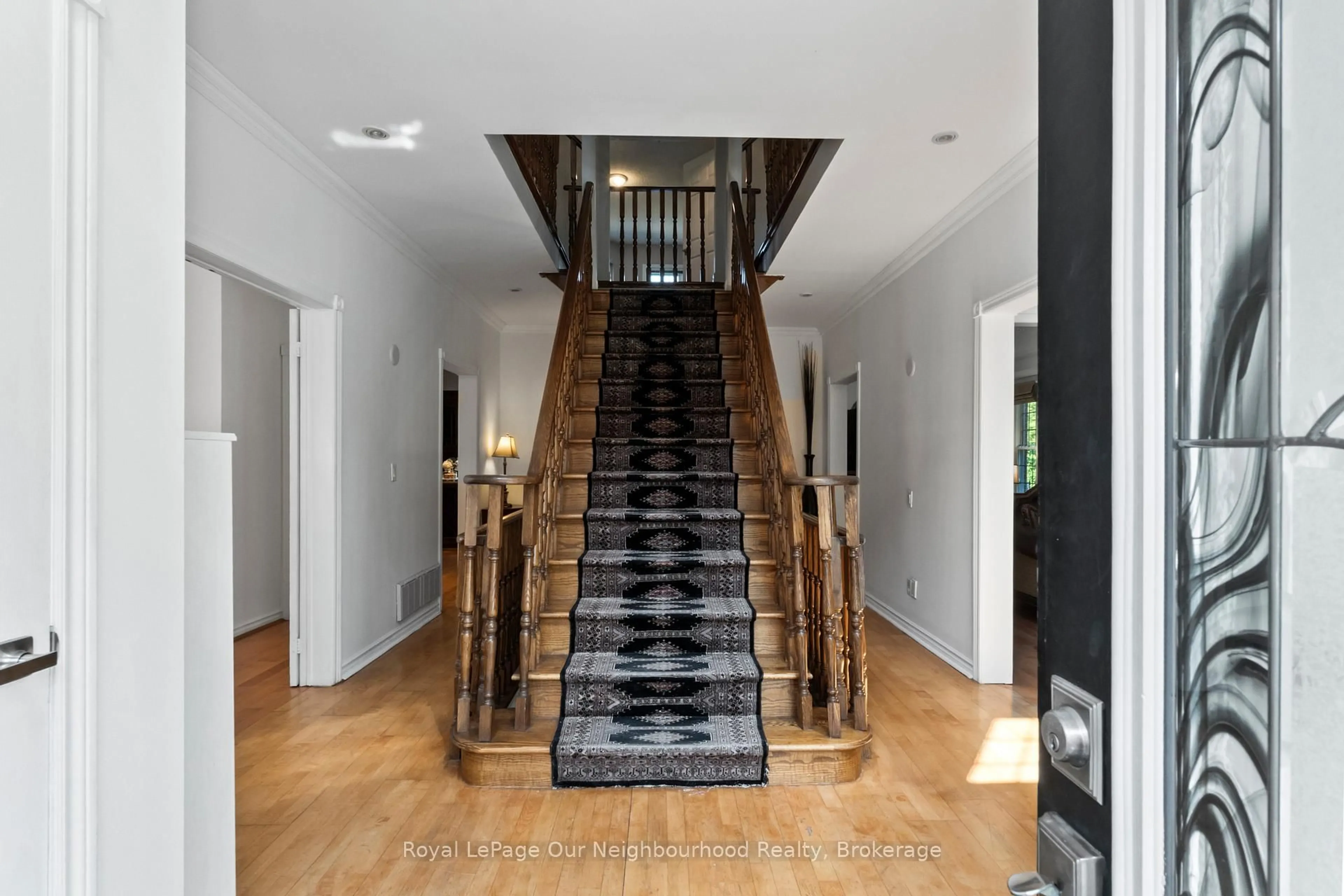 Indoor foyer for 44 Gatcombe Circ, Richmond Hill Ontario L4C 9P5