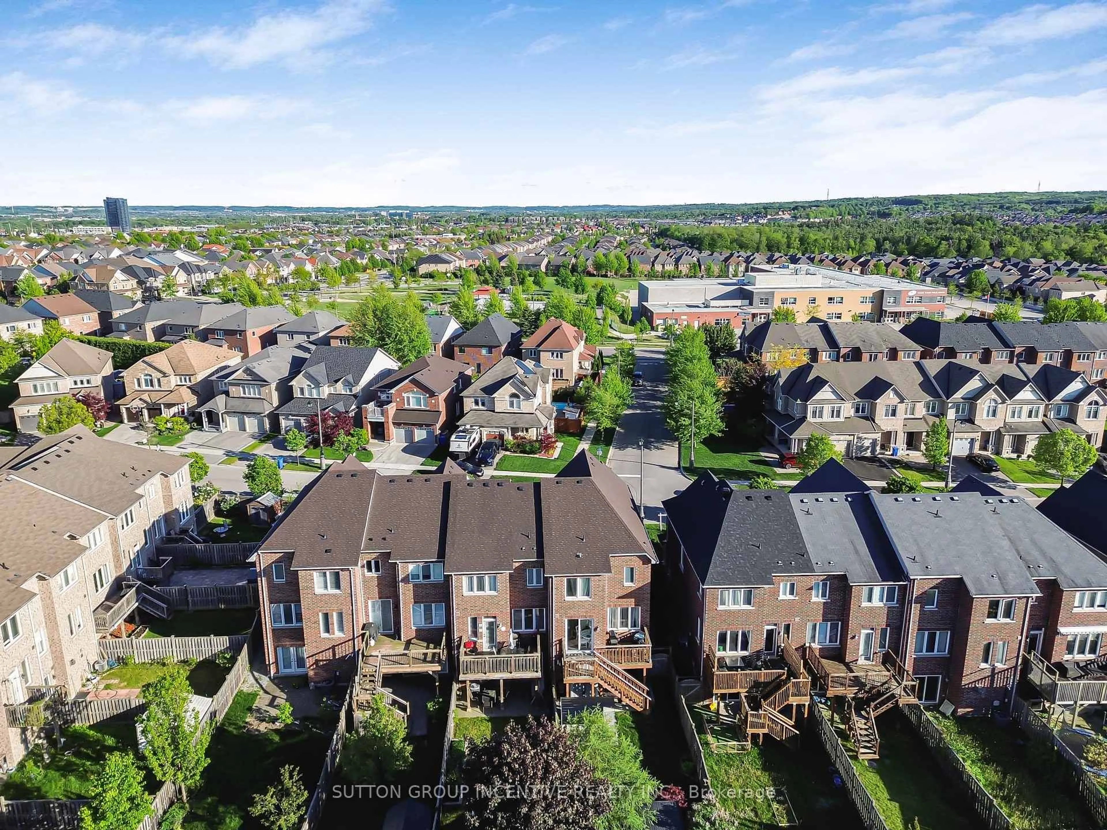 A pic from outside/outdoor area/front of a property/back of a property/a pic from drone, unknown for 119 Thatcher Cres, East Gwillimbury Ontario L9N 0B9