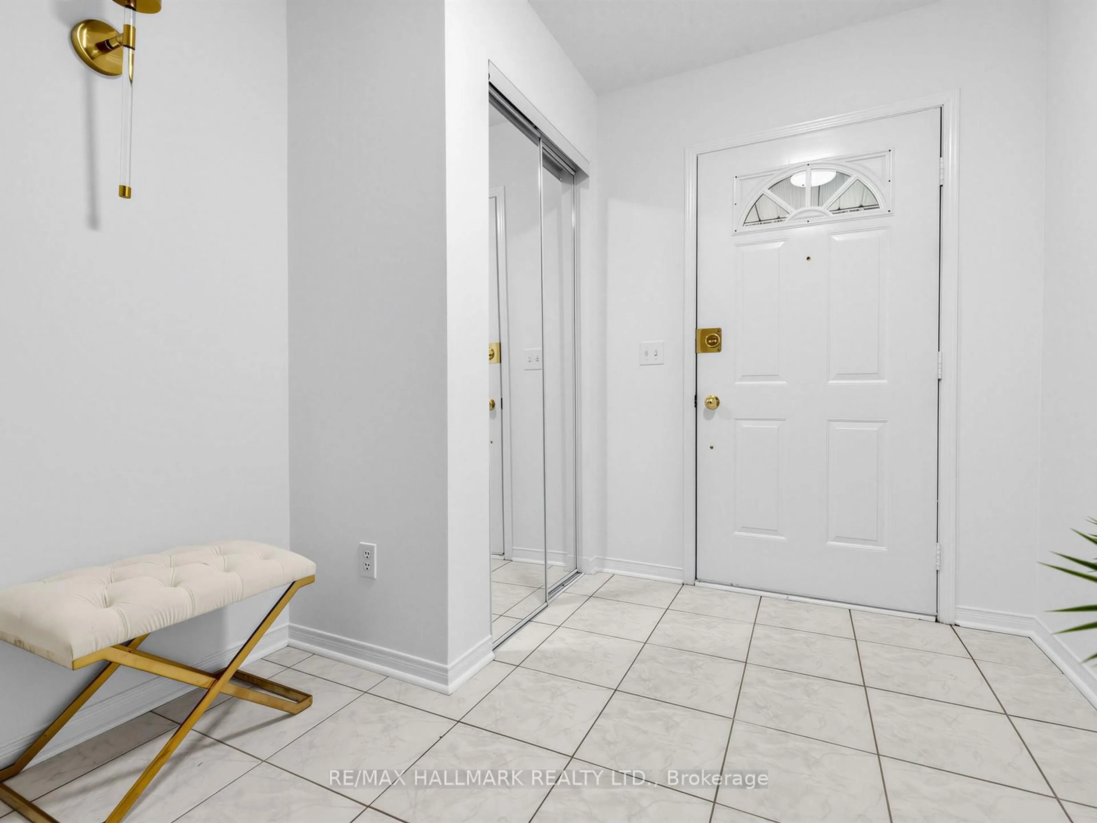 Indoor entryway for 81 Northern Heights Dr #15A, Richmond Hill Ontario L4B 4C9