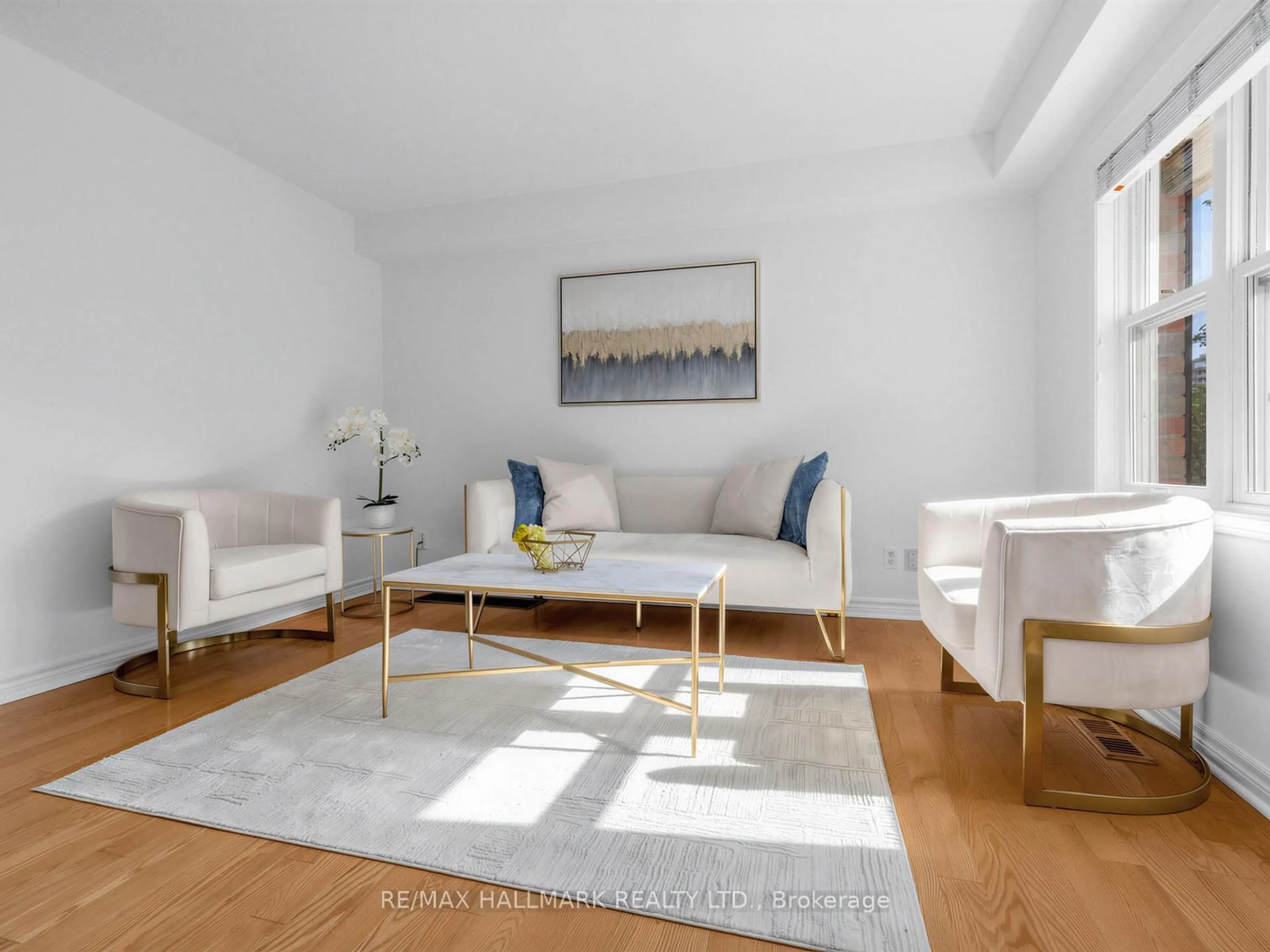 Living room with furniture, wood/laminate floor for 81 Northern Heights Dr #15A, Richmond Hill Ontario L4B 4C9