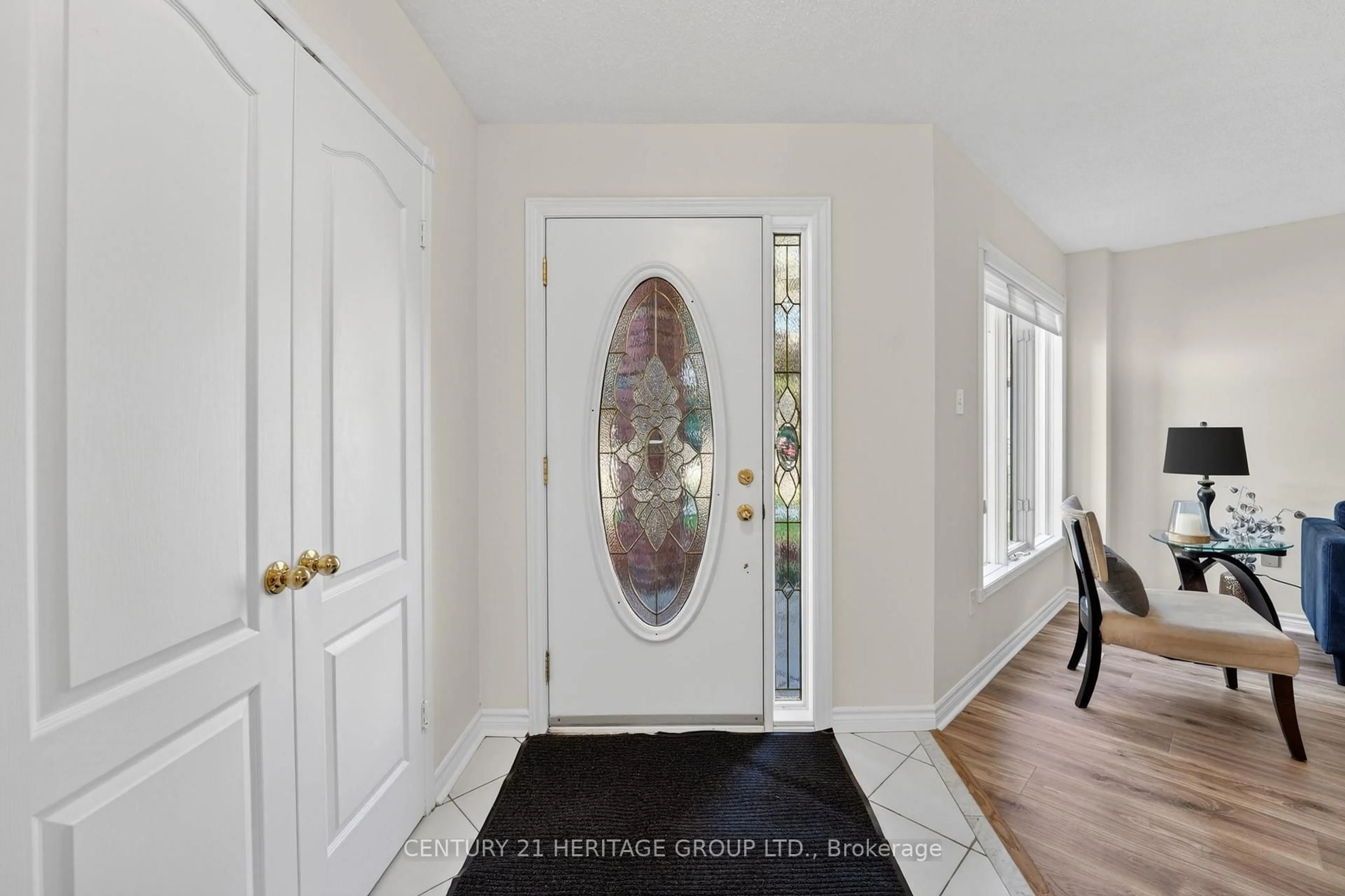 Indoor entryway for 130 Fletcher St, Bradford West Gwillimbury Ontario L3Z 2Y9