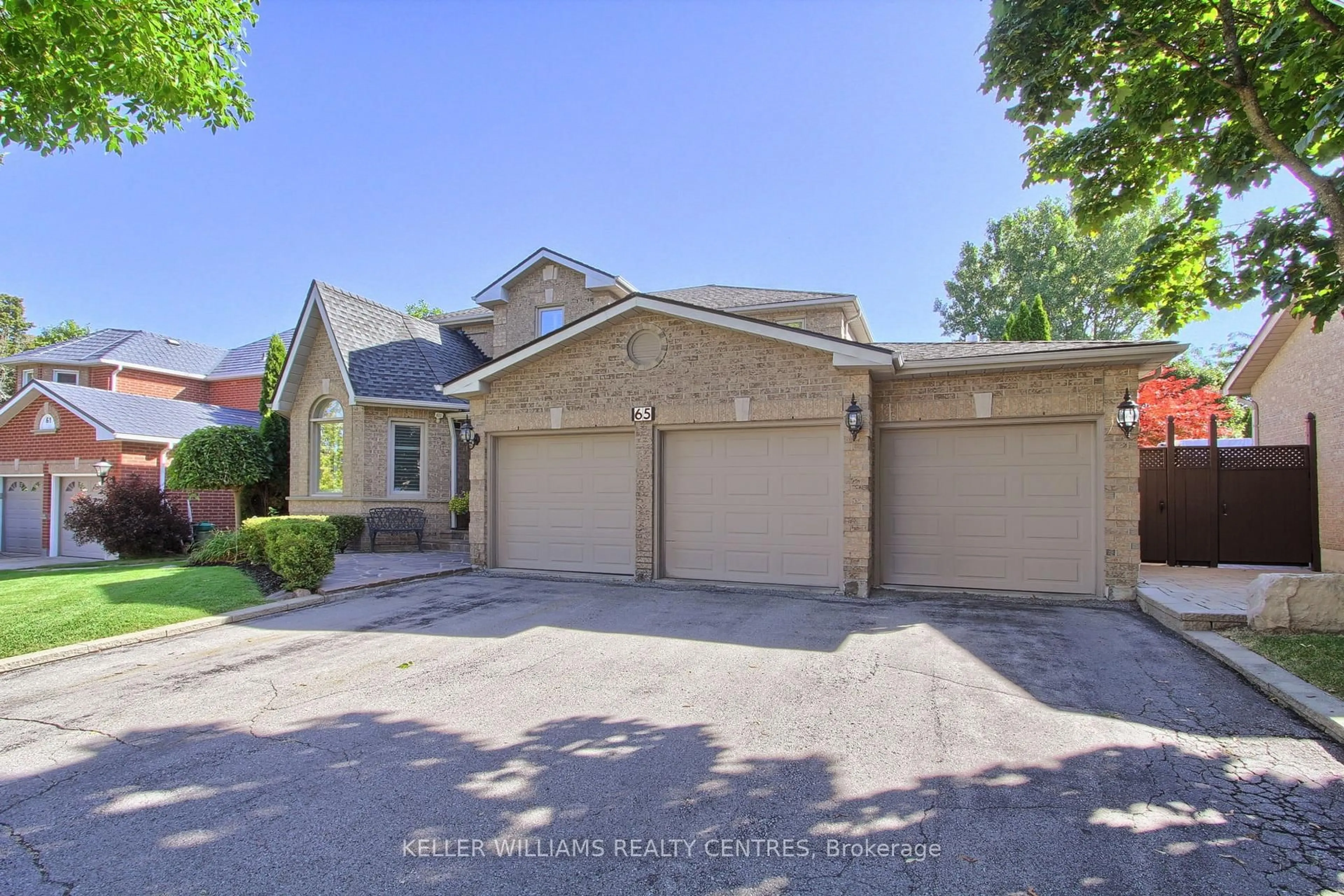 A pic from outside/outdoor area/front of a property/back of a property/a pic from drone, street for 65 Carlyle Cres, Aurora Ontario L4G 6P7