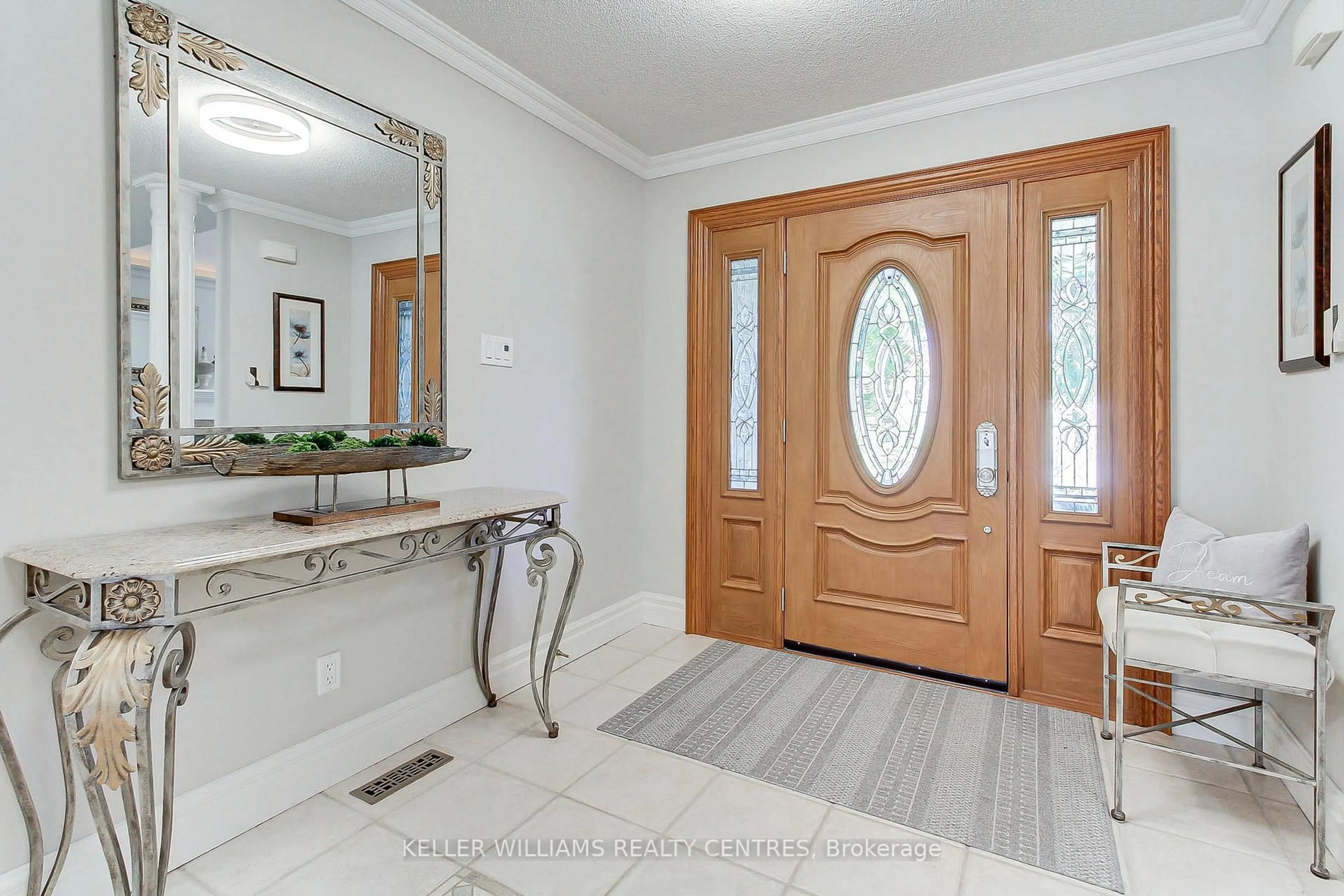 Indoor entryway for 65 Carlyle Cres, Aurora Ontario L4G 6P7